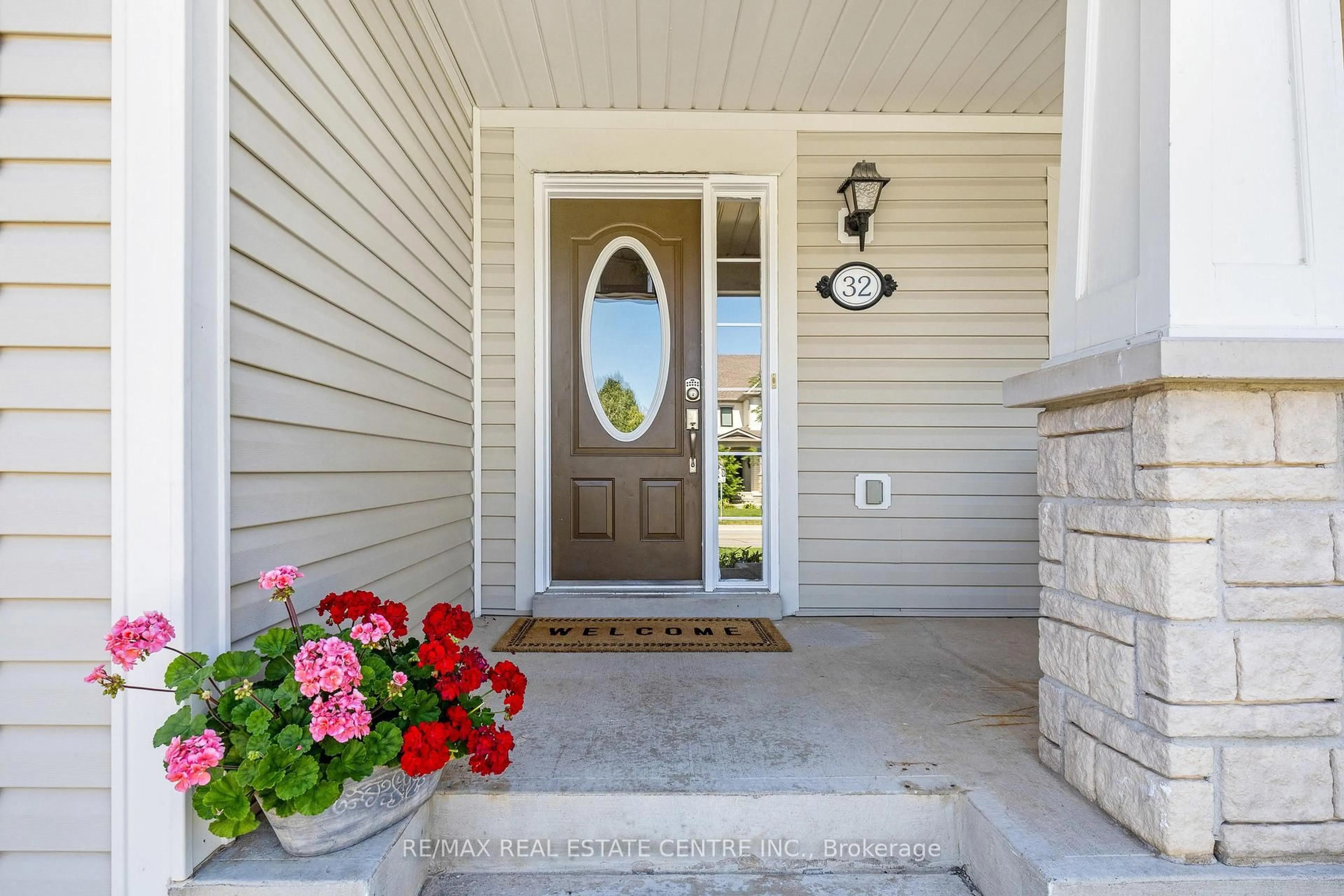Indoor entryway for 32 Tanners Dr, Halton Hills Ontario L7J 3A4