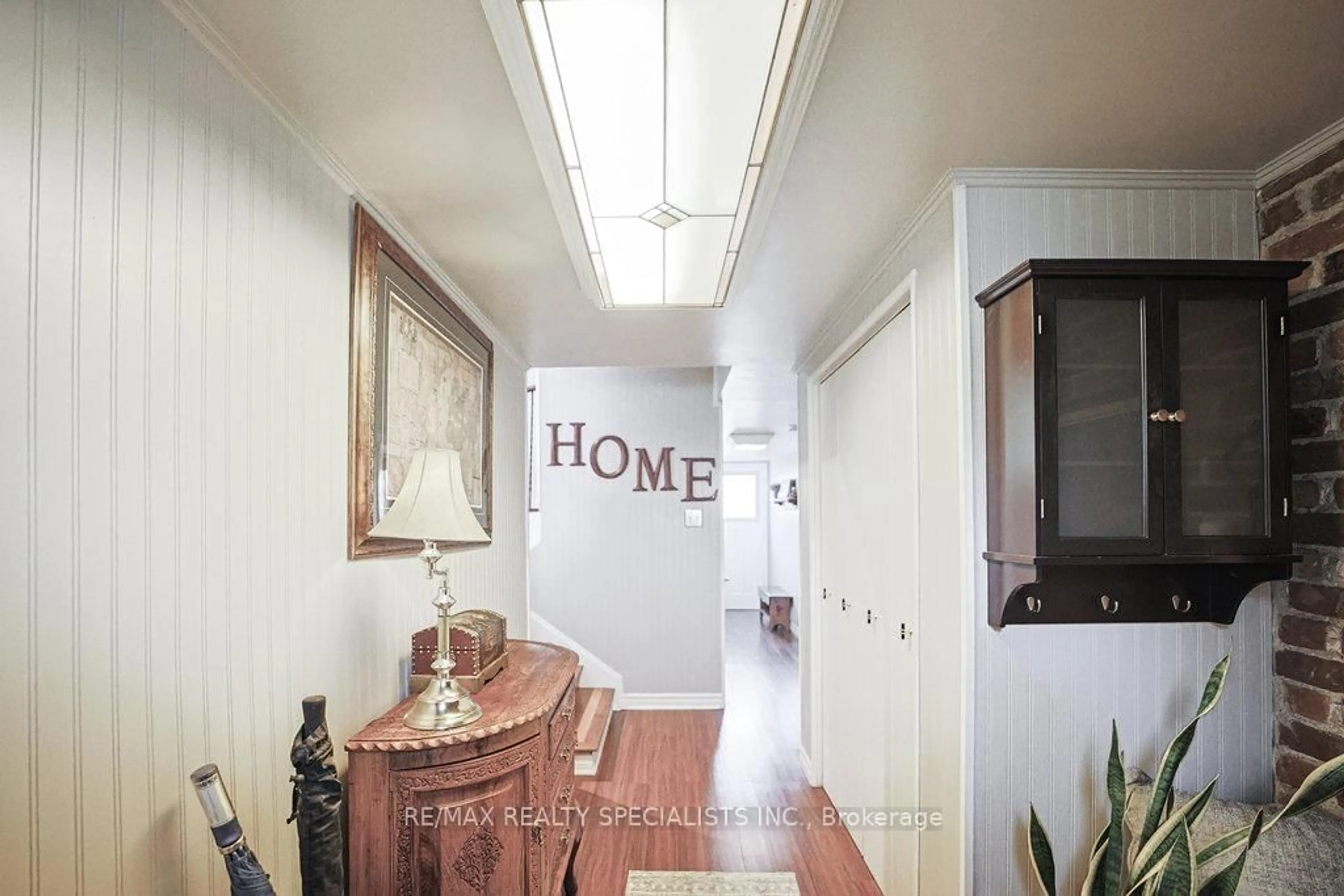 Indoor entryway for 28 Bromley Cres, Brampton Ontario L6T 1Z1