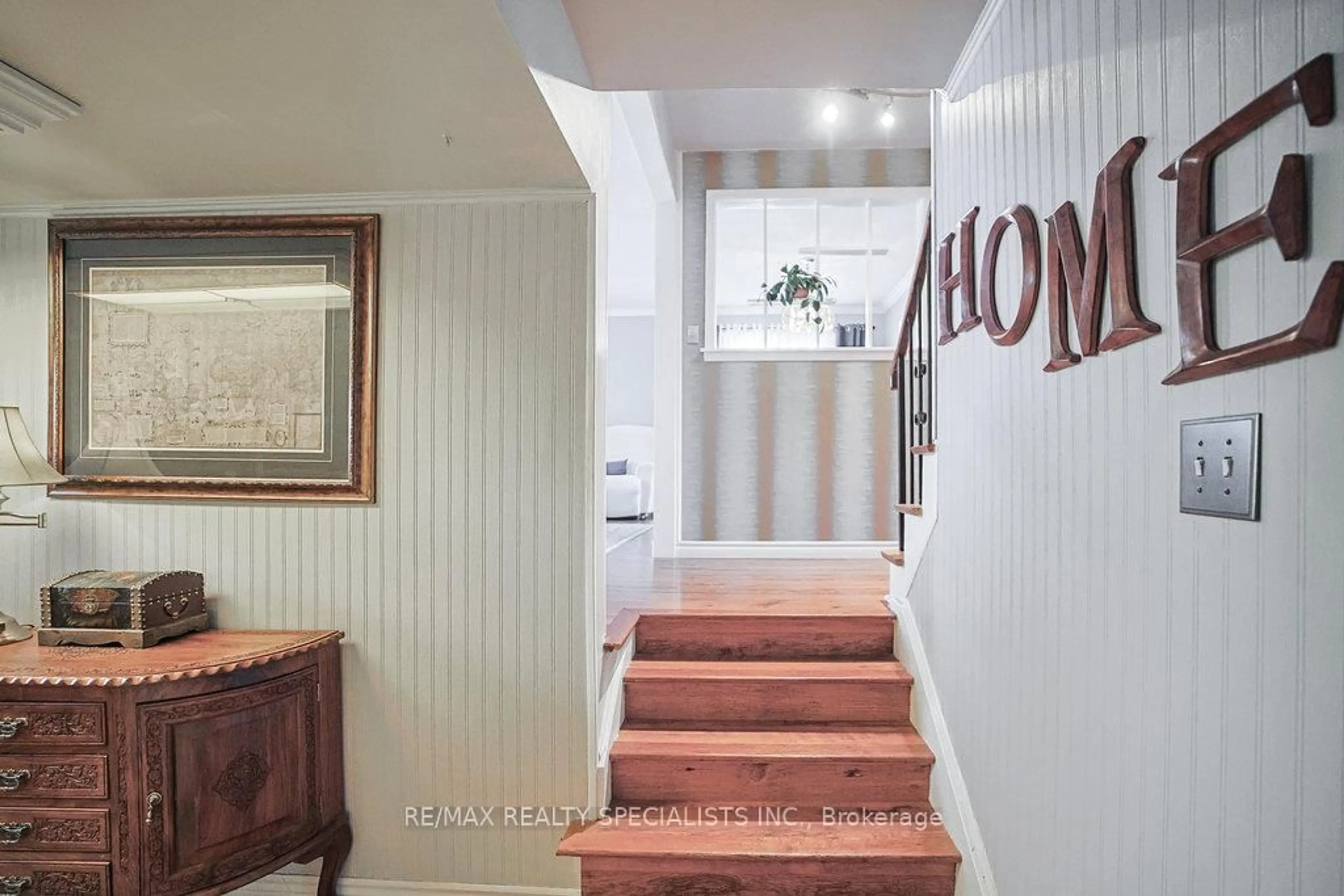 Indoor foyer for 28 Bromley Cres, Brampton Ontario L6T 1Z1