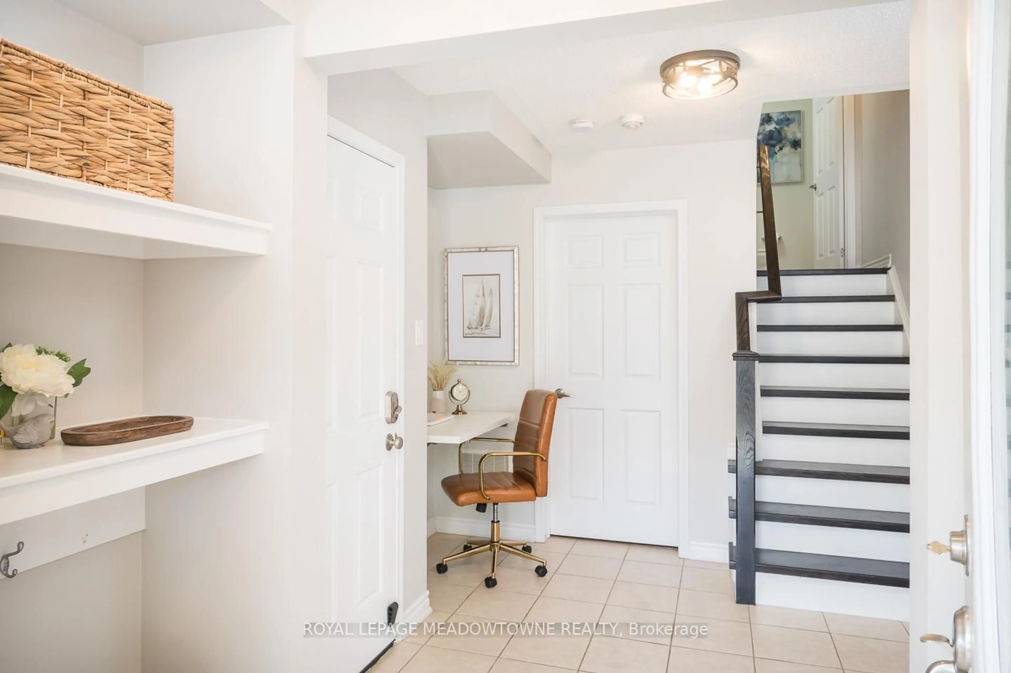 Indoor entryway for 298 Reis Pl, Milton Ontario L9E 0A9