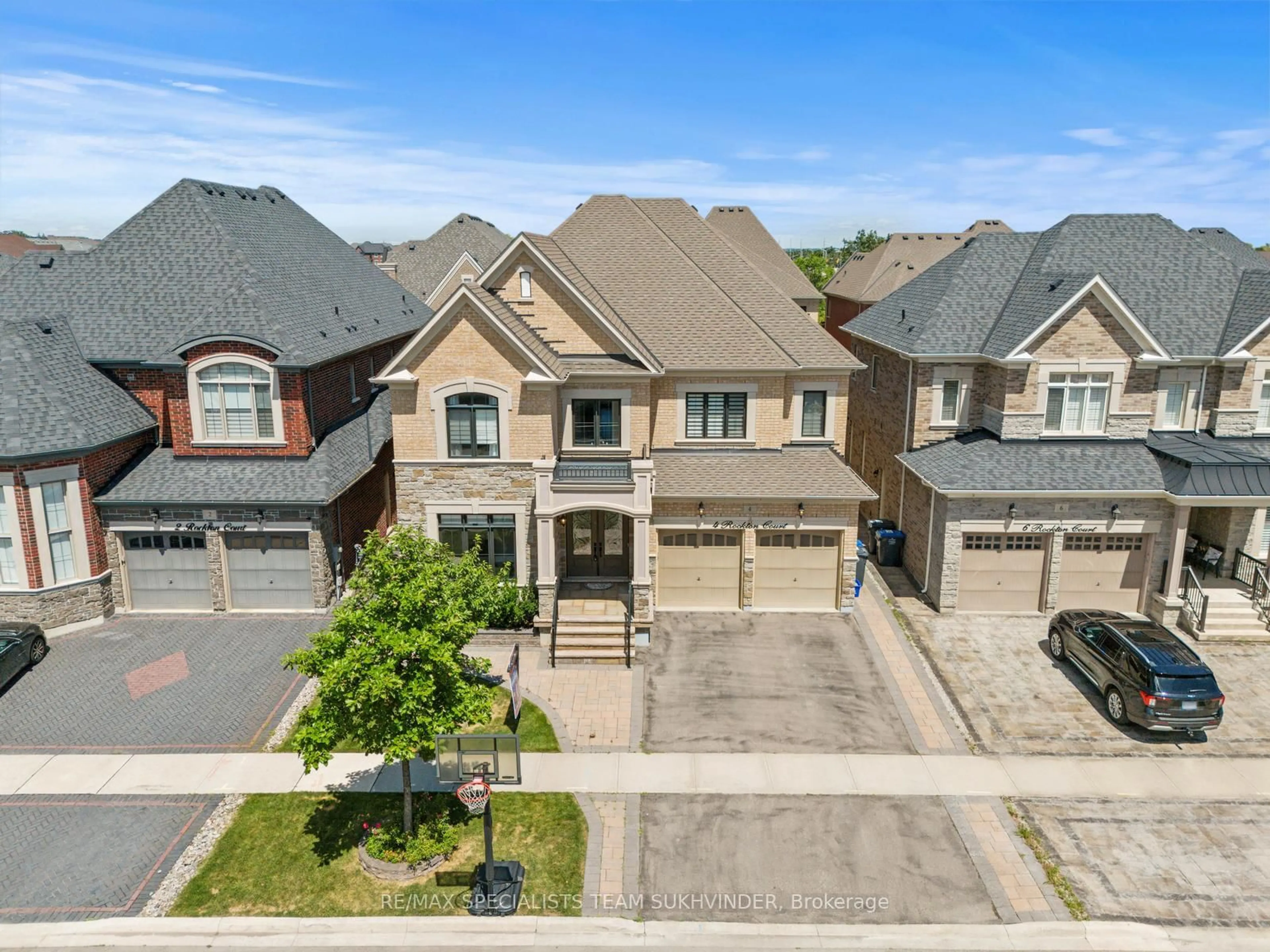A pic from outside/outdoor area/front of a property/back of a property/a pic from drone, street for 4 Rockton Crt, Brampton Ontario L6P 4G6