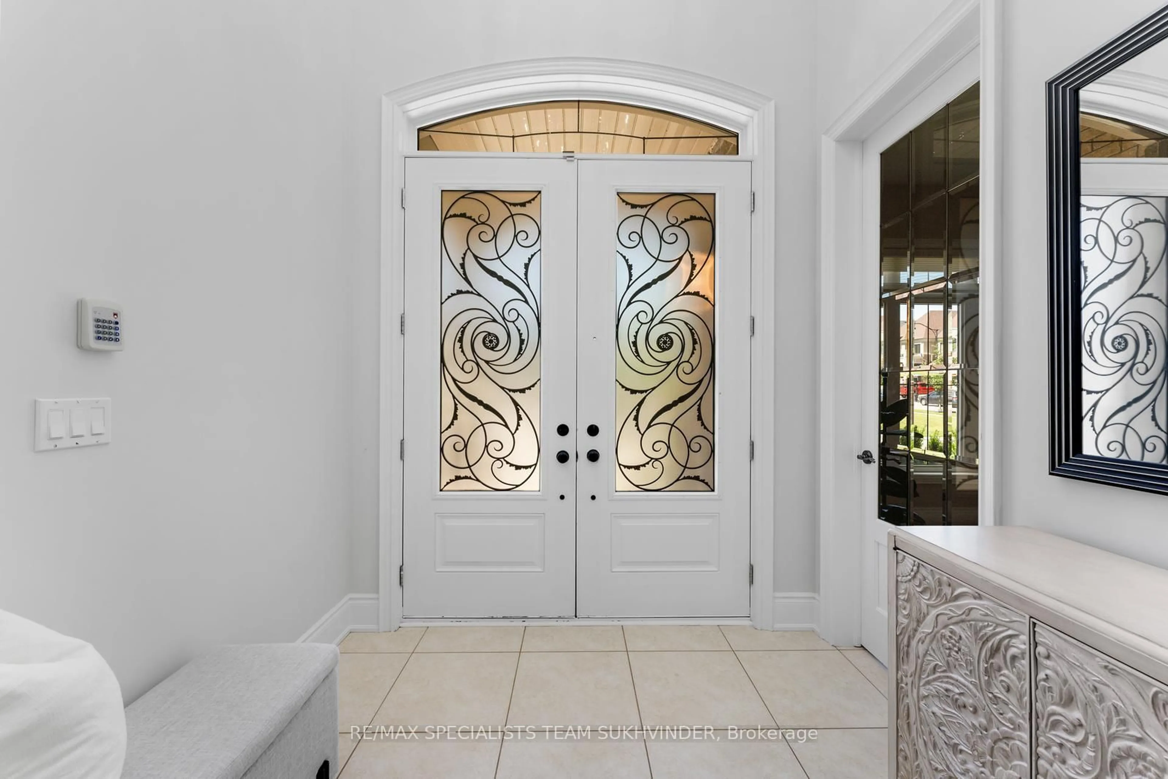 Indoor entryway for 4 Rockton Crt, Brampton Ontario L6P 4G6