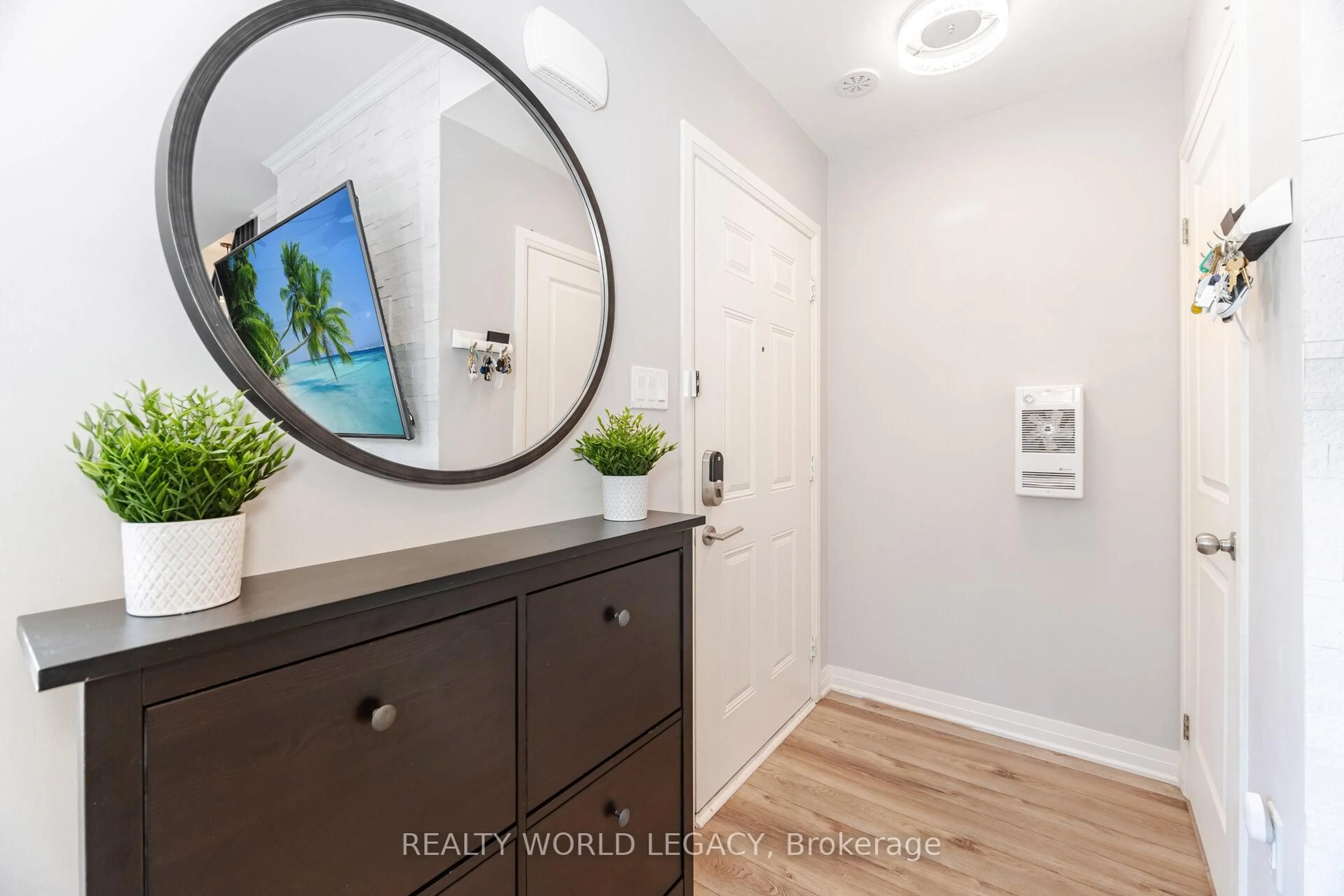 Indoor entryway for 1155 Stroud Lane #8, Mississauga Ontario L5J 0B3