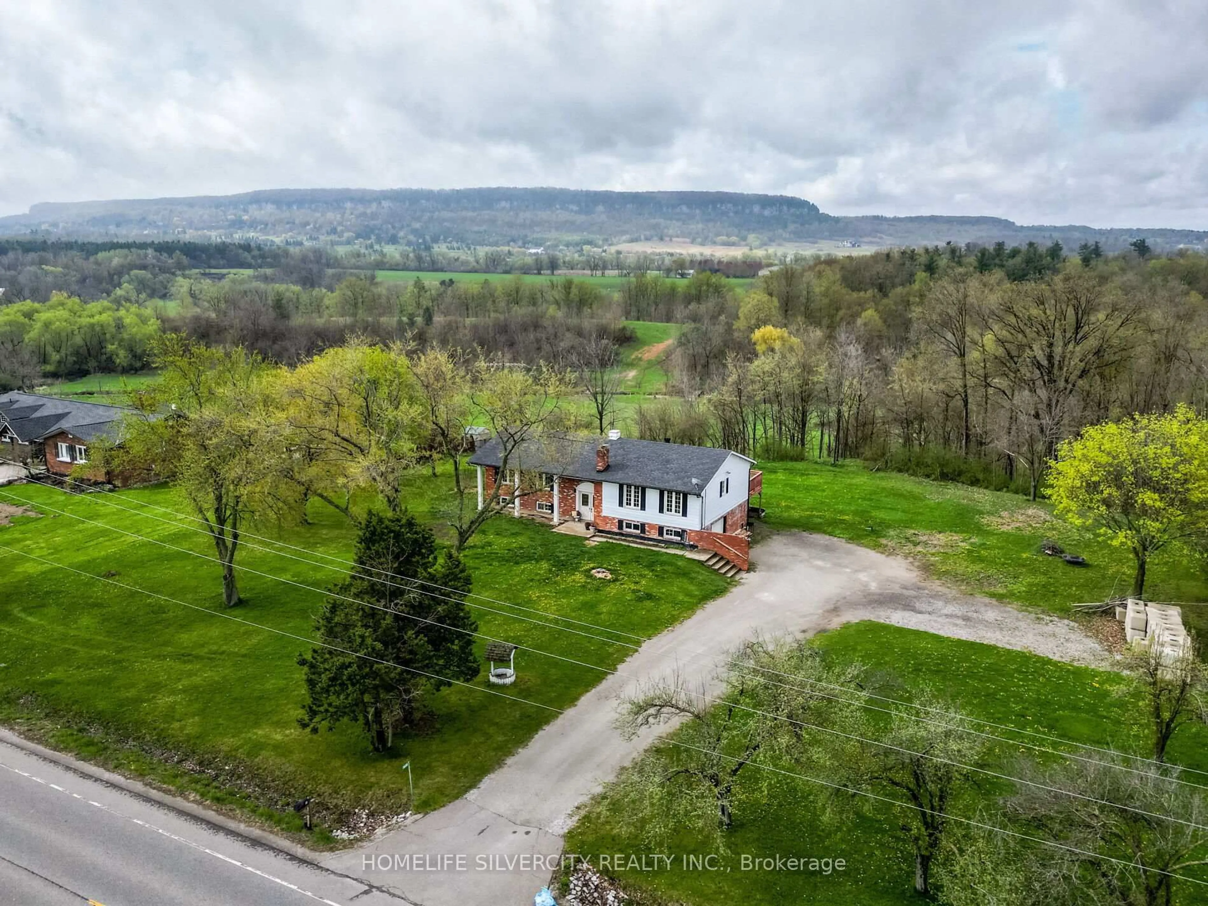 A pic from outside/outdoor area/front of a property/back of a property/a pic from drone, mountain view for 5638 Appleby Line, Burlington Ontario L7M 0P6