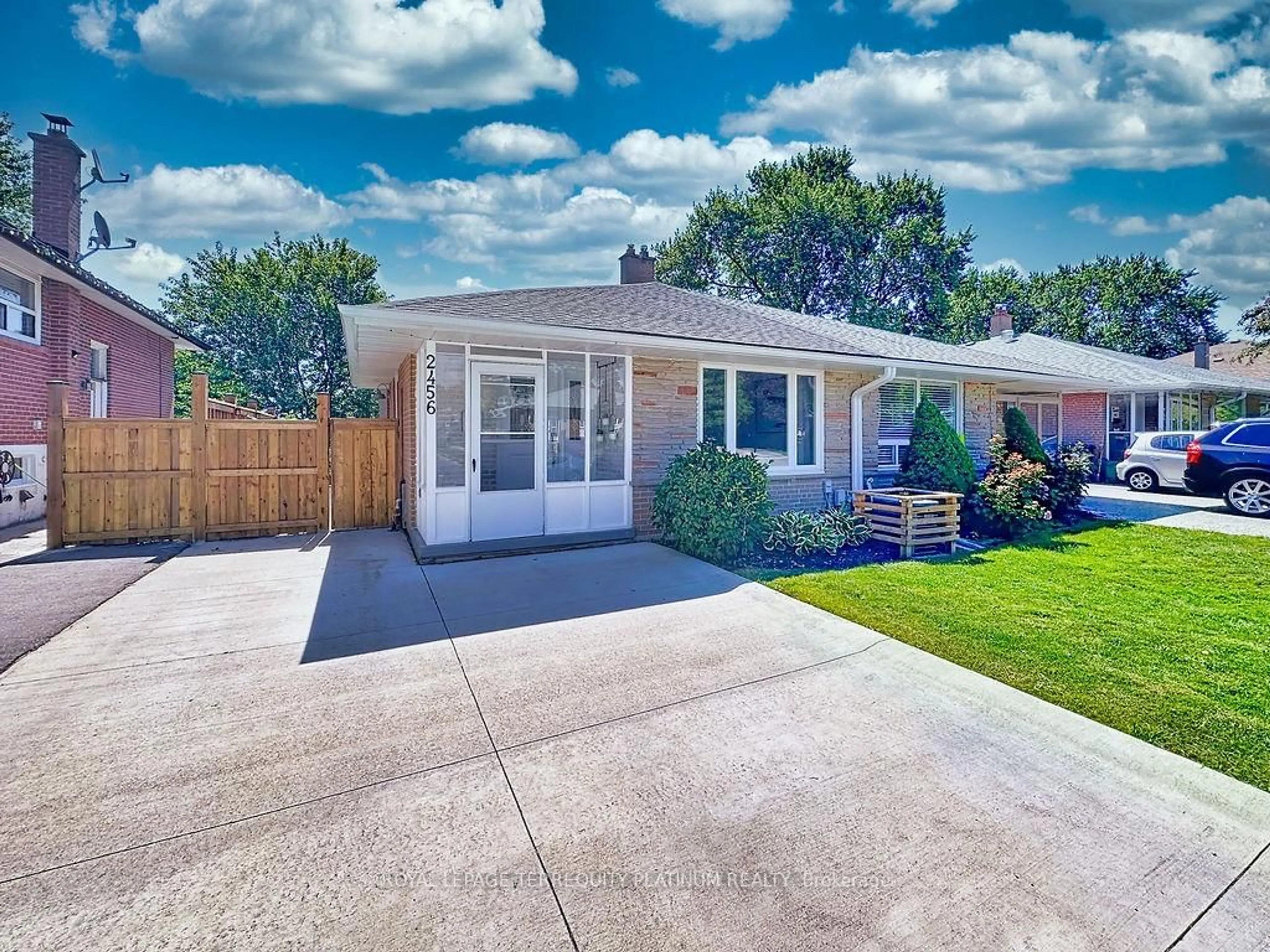 Home with vinyl exterior material, street for 2456 Padstow Cres, Mississauga Ontario L5J 2G4
