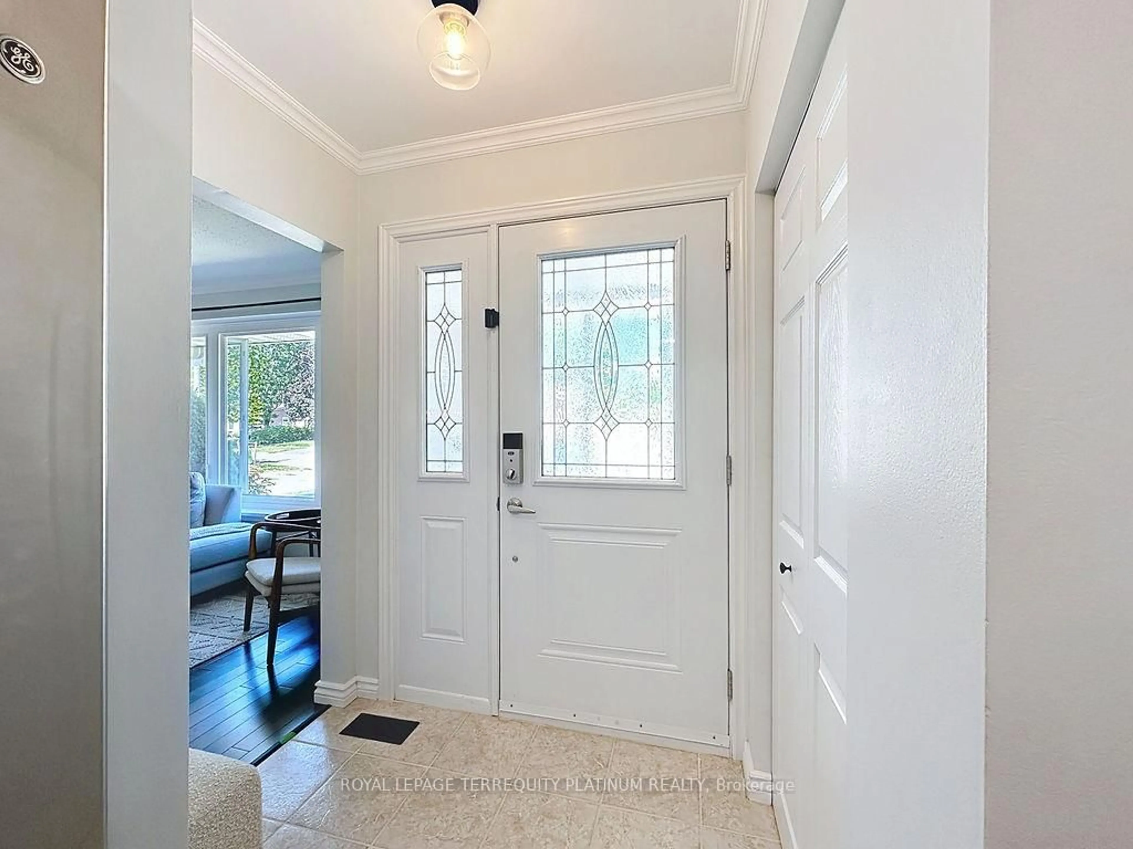 Indoor entryway for 2456 Padstow Cres, Mississauga Ontario L5J 2G4