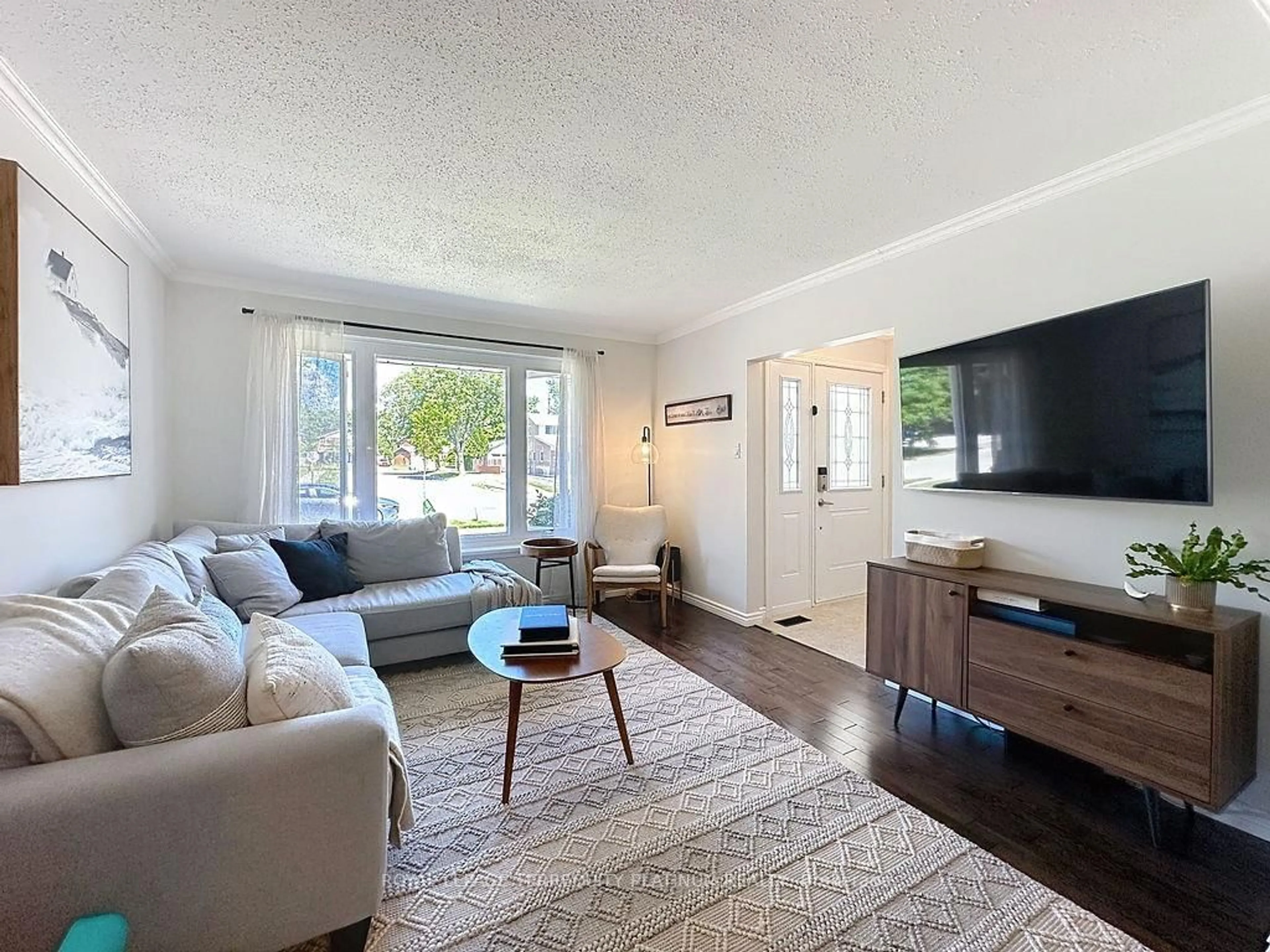 Living room with furniture, unknown for 2456 Padstow Cres, Mississauga Ontario L5J 2G4