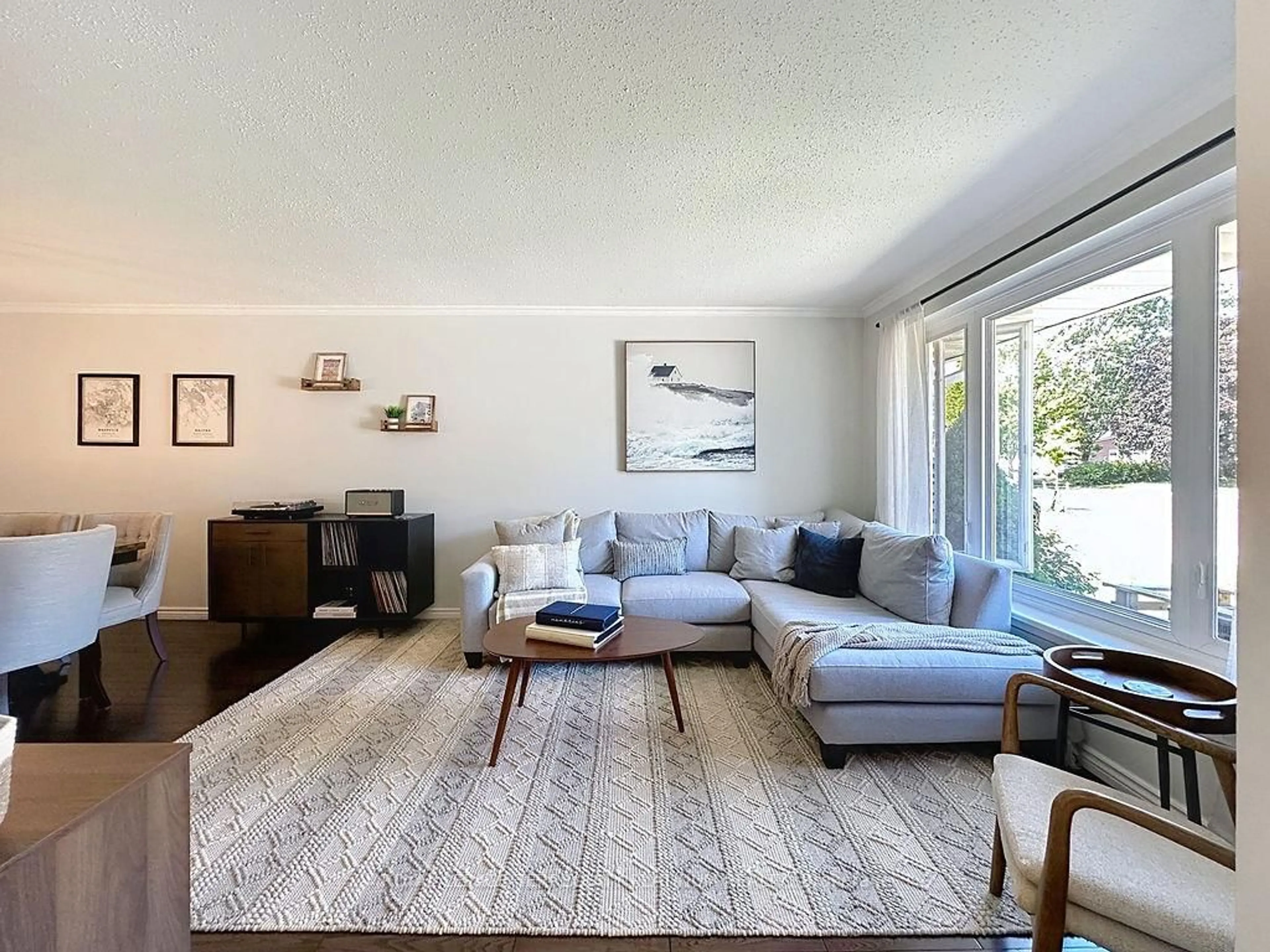 Living room with furniture, unknown for 2456 Padstow Cres, Mississauga Ontario L5J 2G4