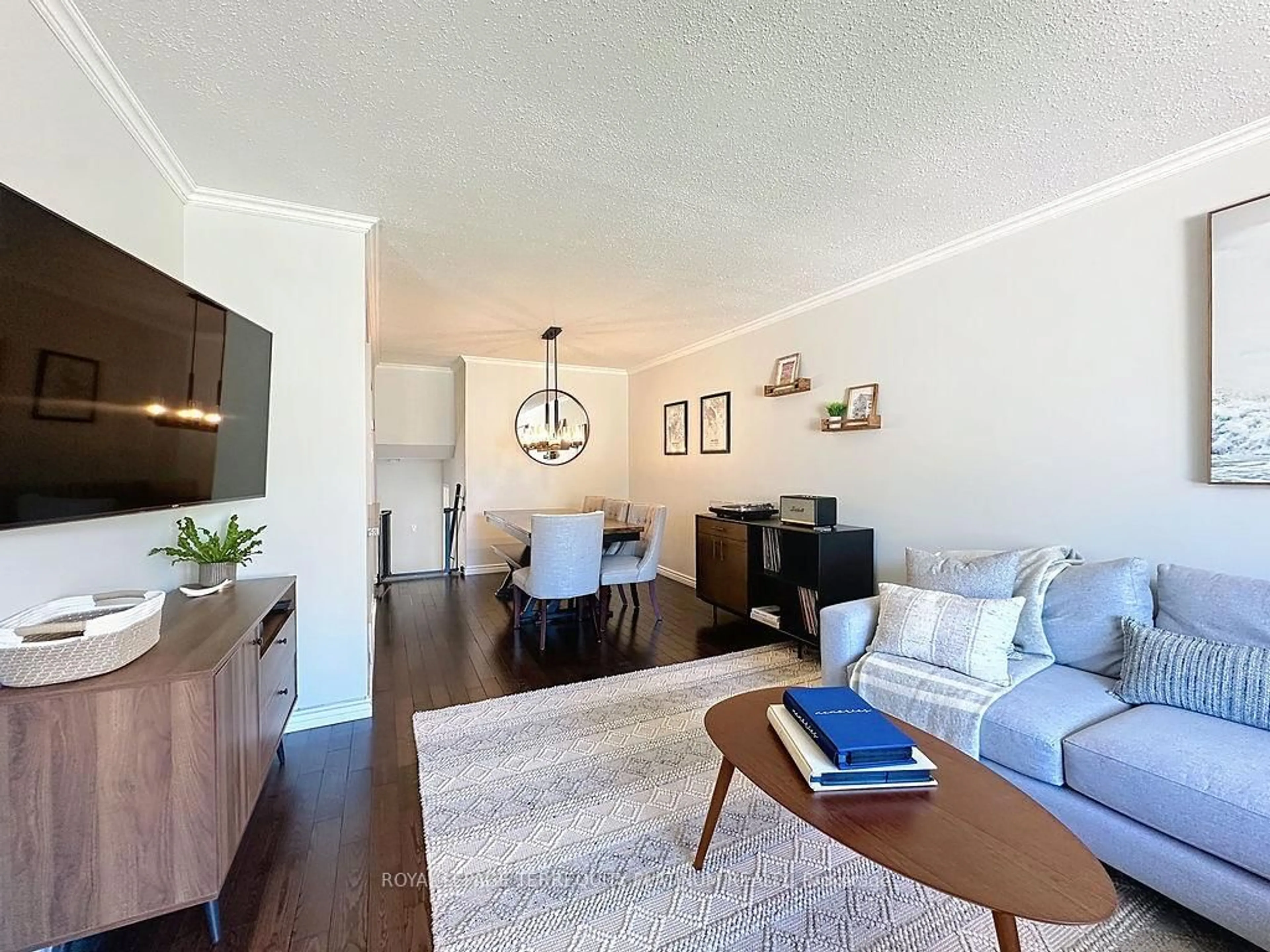 Living room with furniture, wood/laminate floor for 2456 Padstow Cres, Mississauga Ontario L5J 2G4