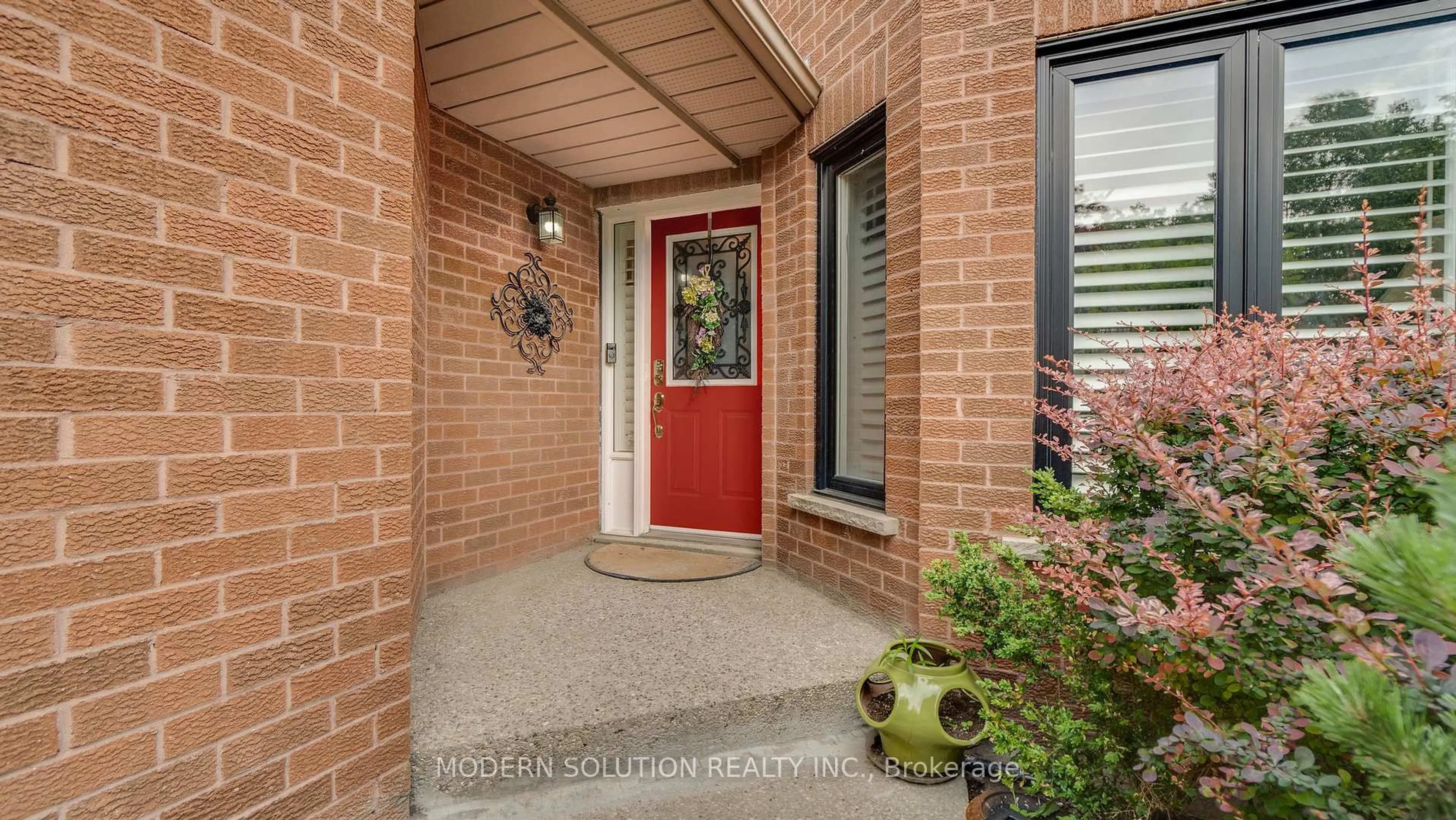 Indoor entryway for 6259 Snowflake Lane, Mississauga Ontario L5N 6G8