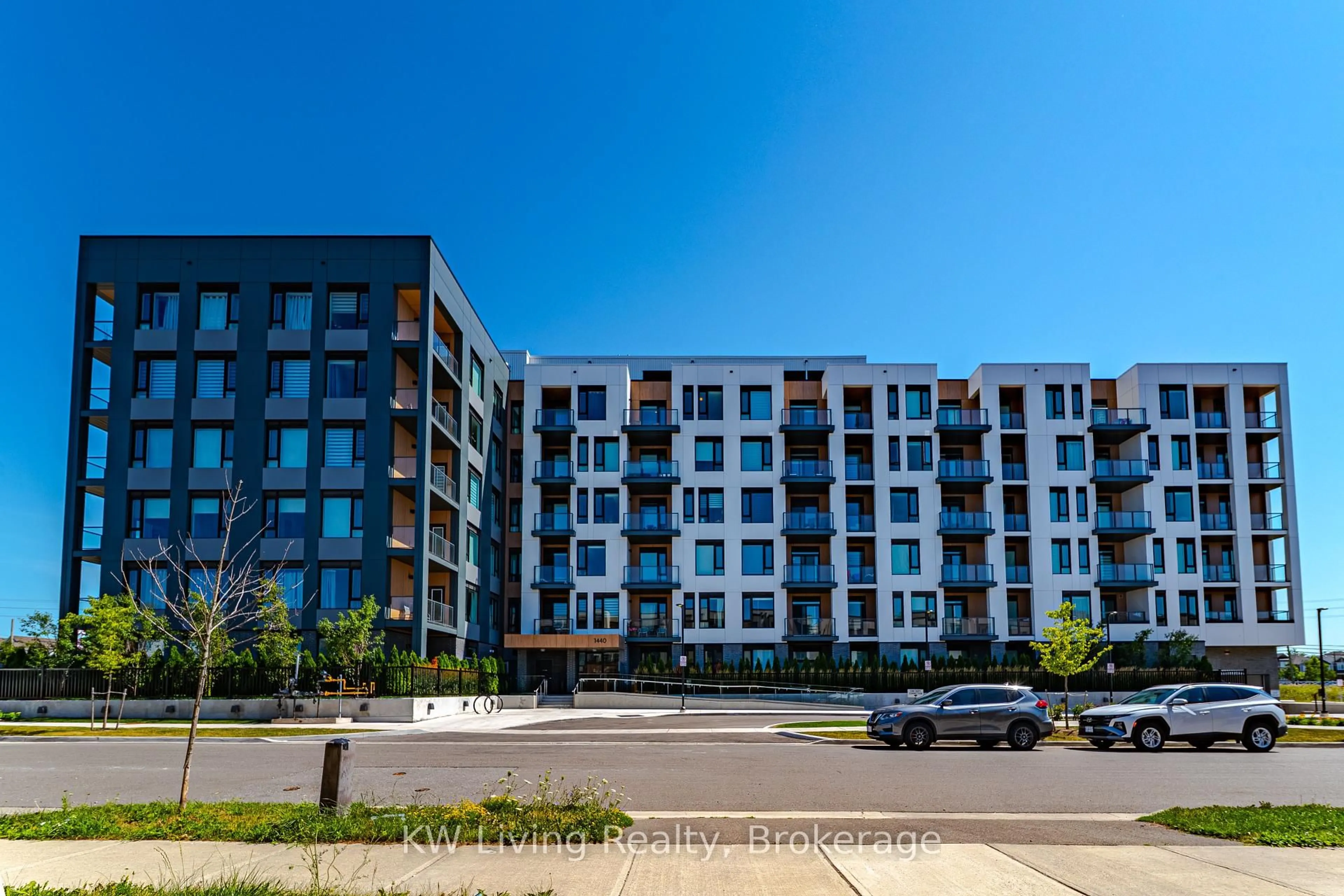 A pic from outside/outdoor area/front of a property/back of a property/a pic from drone, building for 1440 Clarriage Crt #602, Milton Ontario L9E 1B3