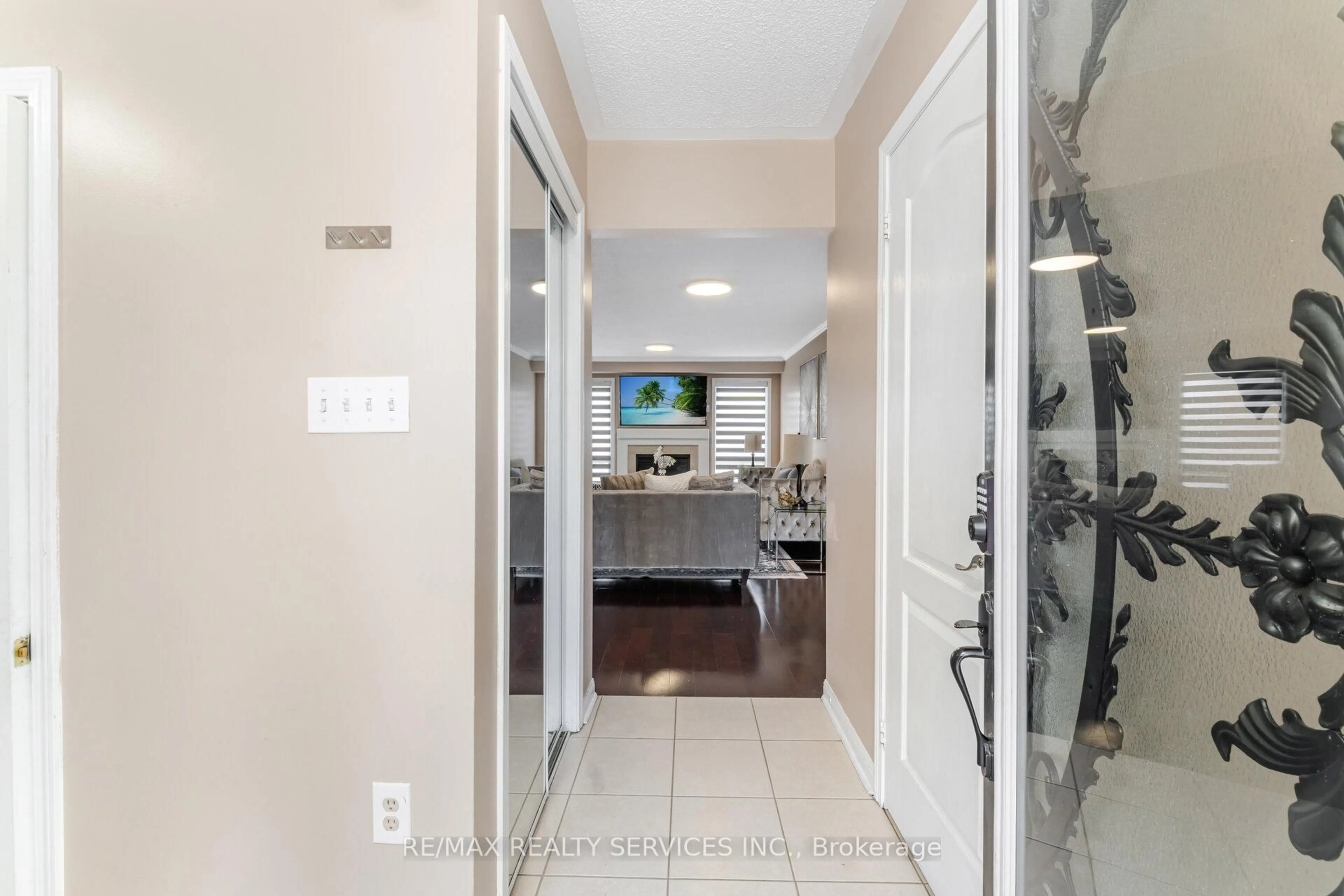 Indoor entryway for 8 Sweetwood Circ, Brampton Ontario L7A 2R9