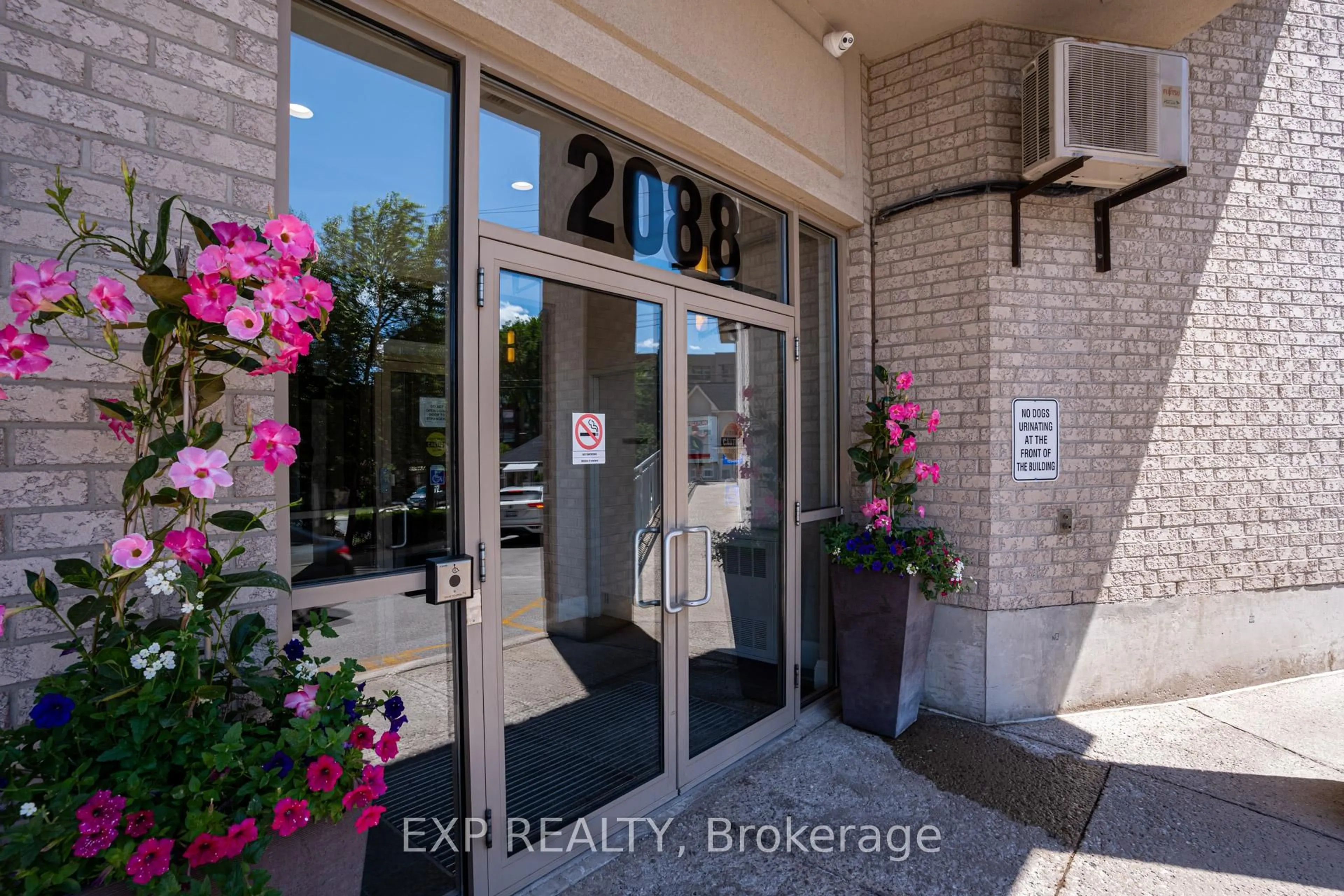 Indoor entryway for 2088 Lawrence Ave #1002, Toronto Ontario M9N 3Z9