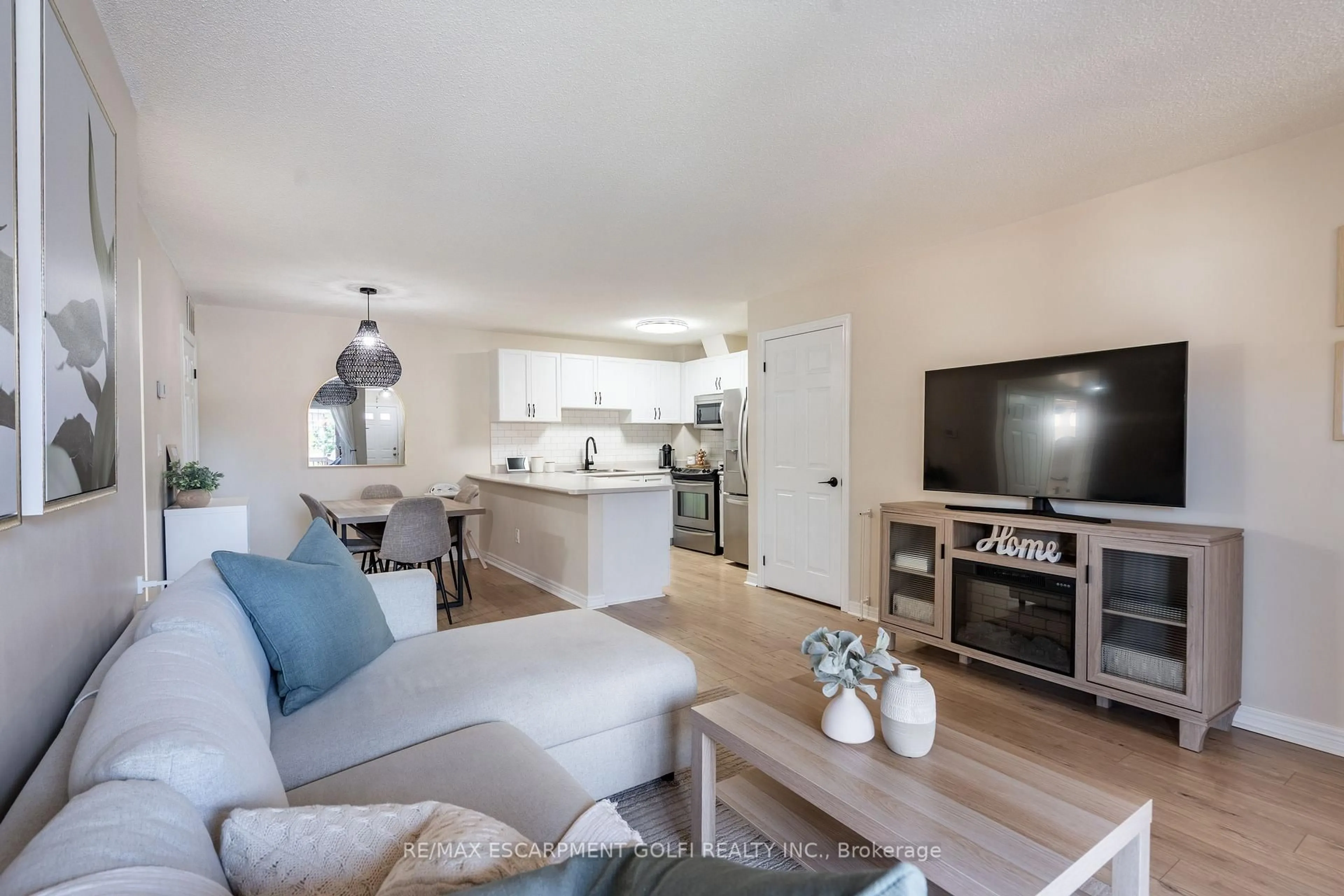 Living room with furniture, unknown for 4140 Foxwood Dr #203, Burlington Ontario L7M 4R4