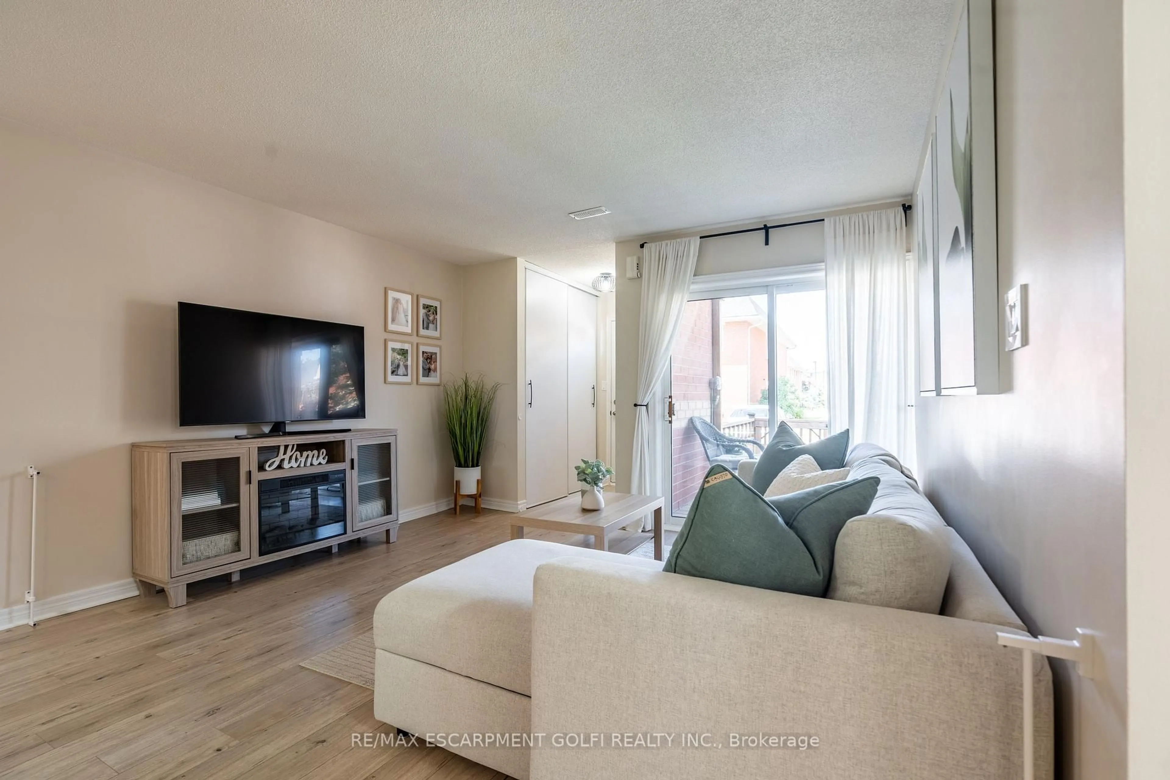 Living room with furniture, unknown for 4140 Foxwood Dr #203, Burlington Ontario L7M 4R4