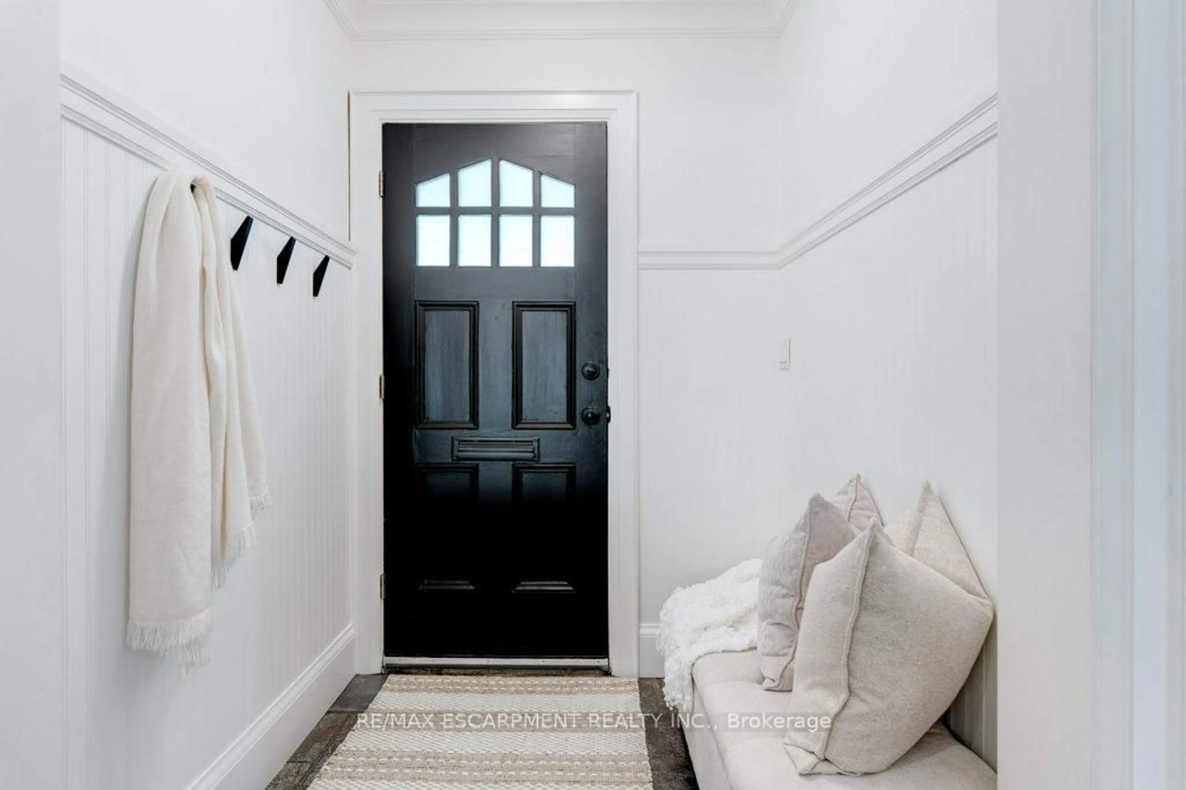 Indoor entryway for 326 Seneca Ave, Burlington Ontario L7R 2Z9