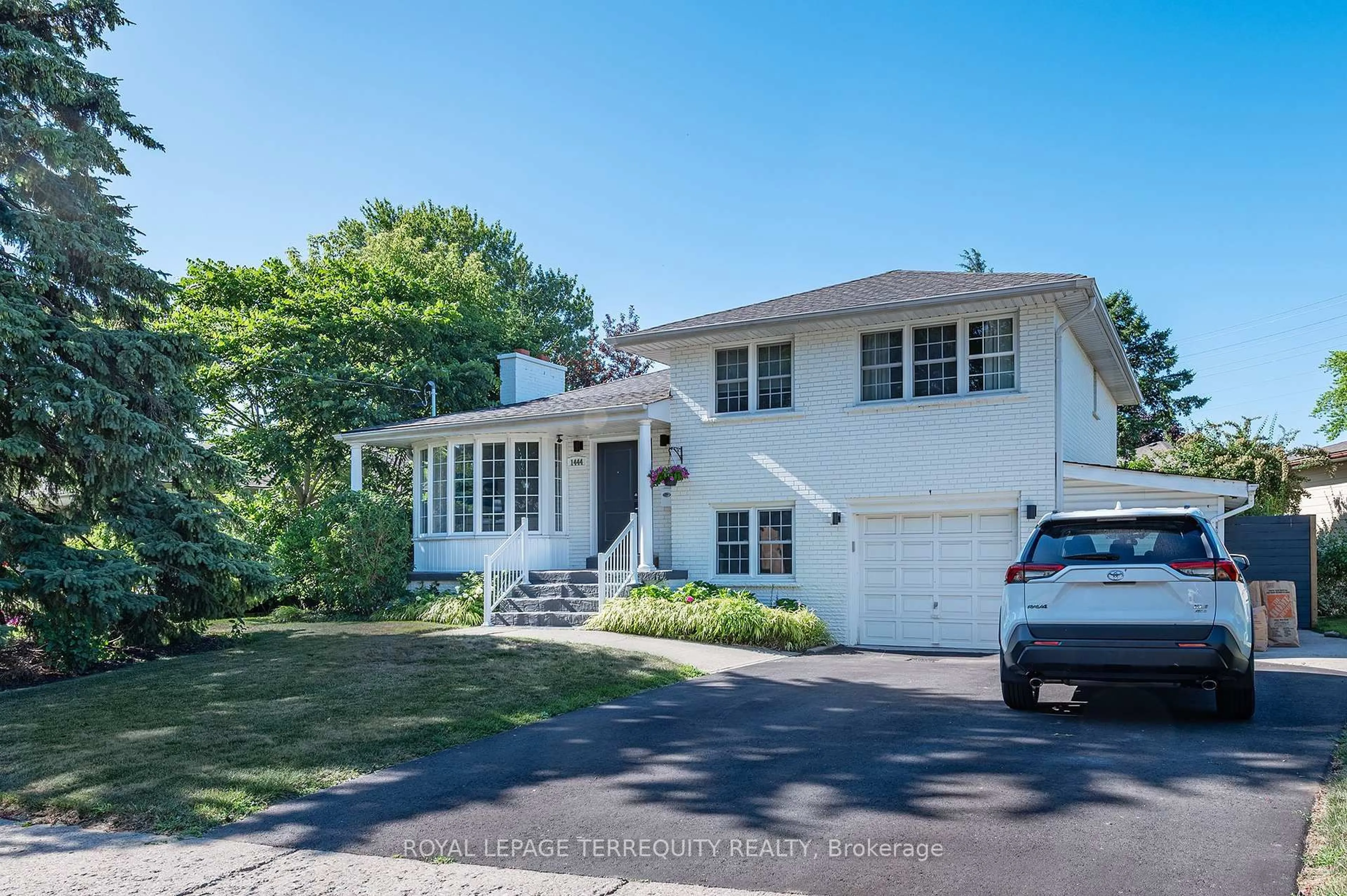 Home with vinyl exterior material, street for 1444 Strathy Ave, Mississauga Ontario L5E 2L2