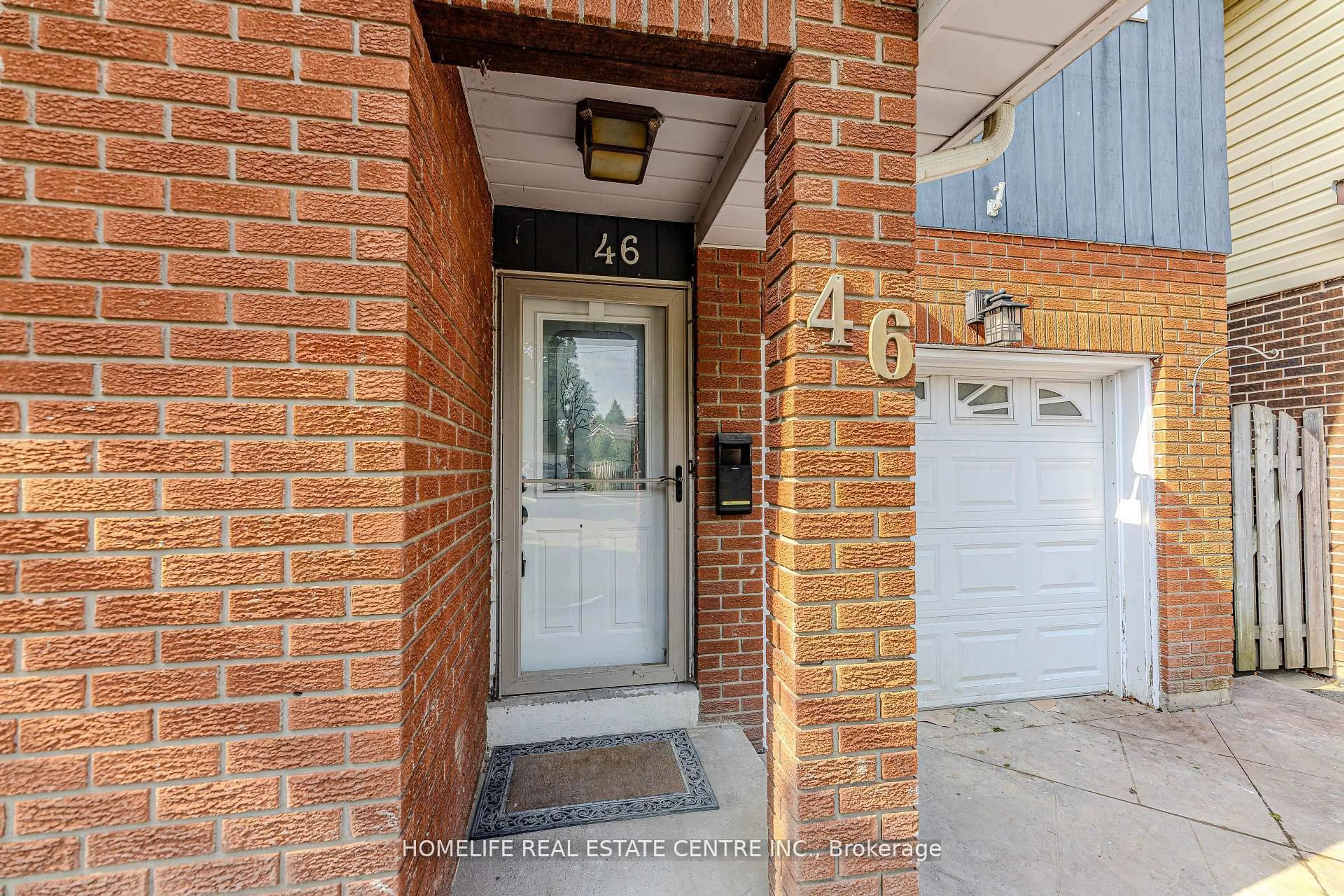 Indoor entryway for 46 Lady Stewart Blvd, Brampton Ontario L6S 3Y3