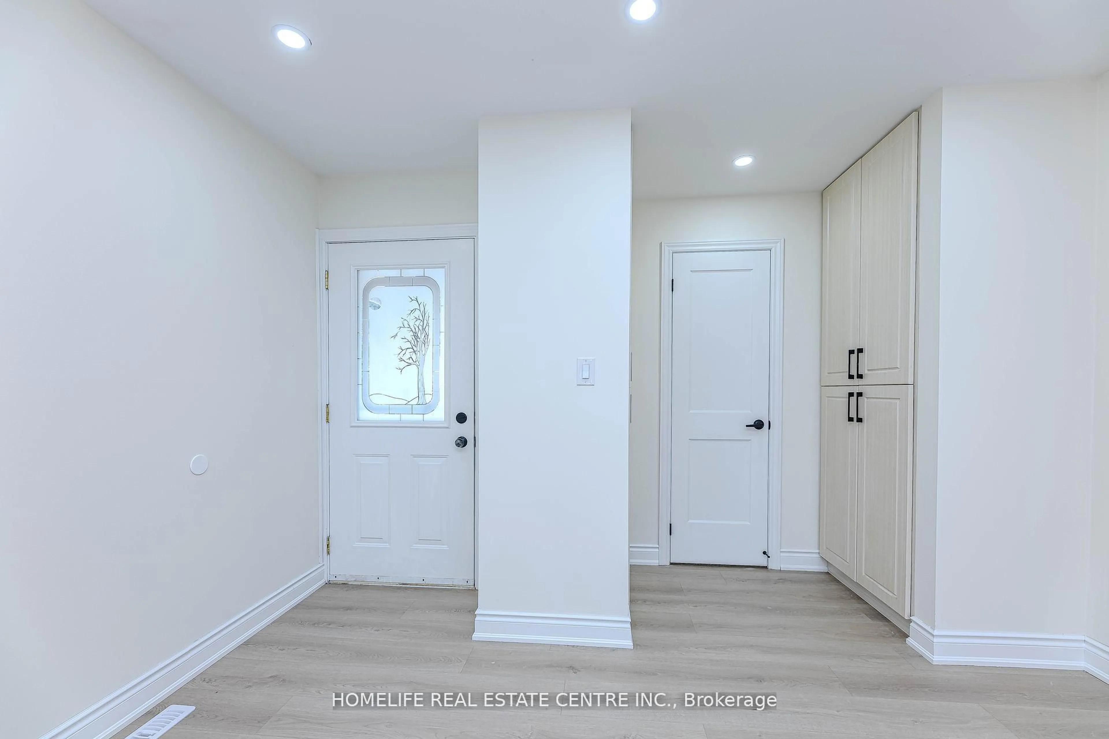 Indoor entryway for 46 Lady Stewart Blvd, Brampton Ontario L6S 3Y3