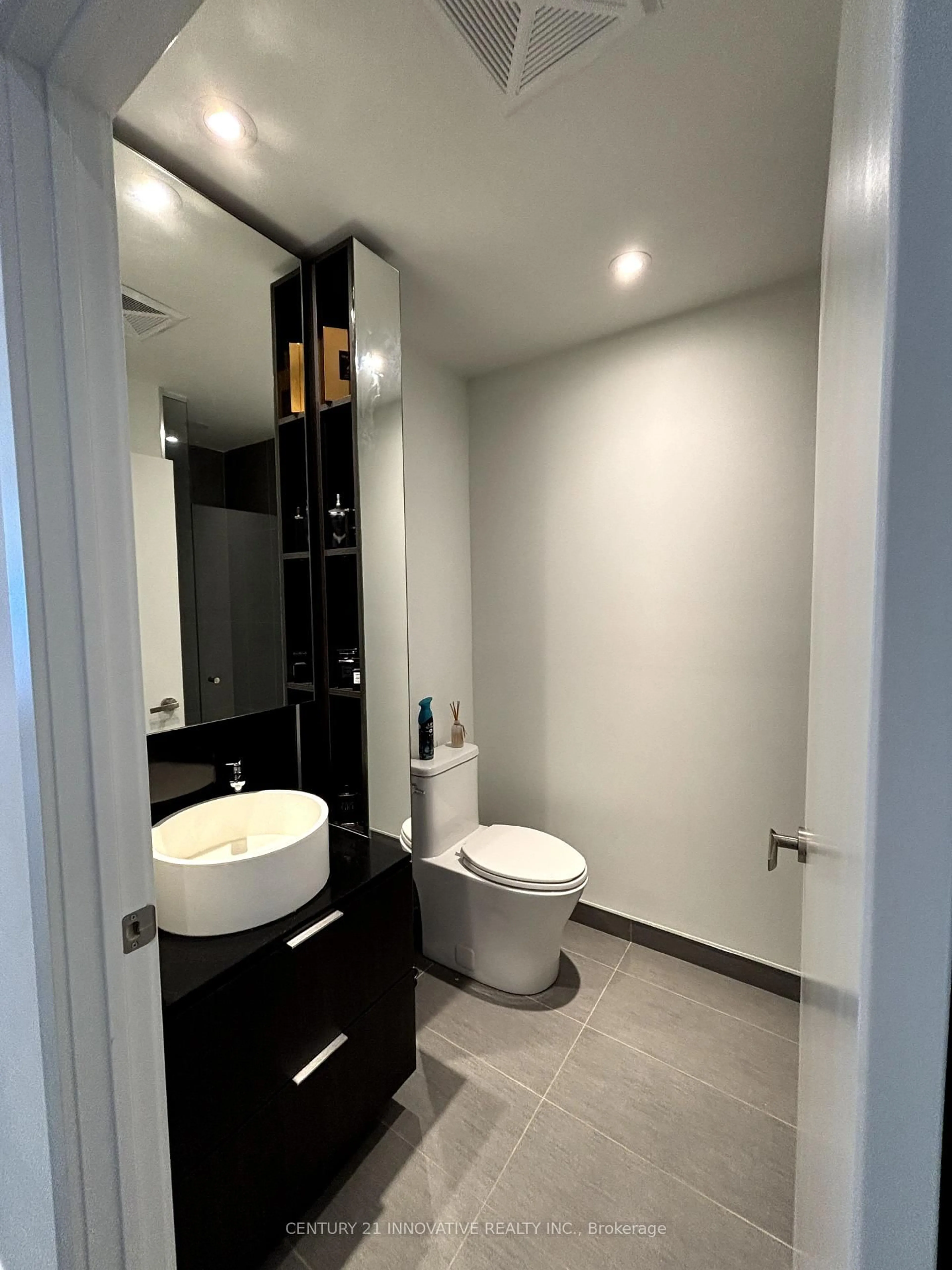 Contemporary bathroom, ceramic/tile floor for 28 Ann St #813, Mississauga Ontario L5G 0E1