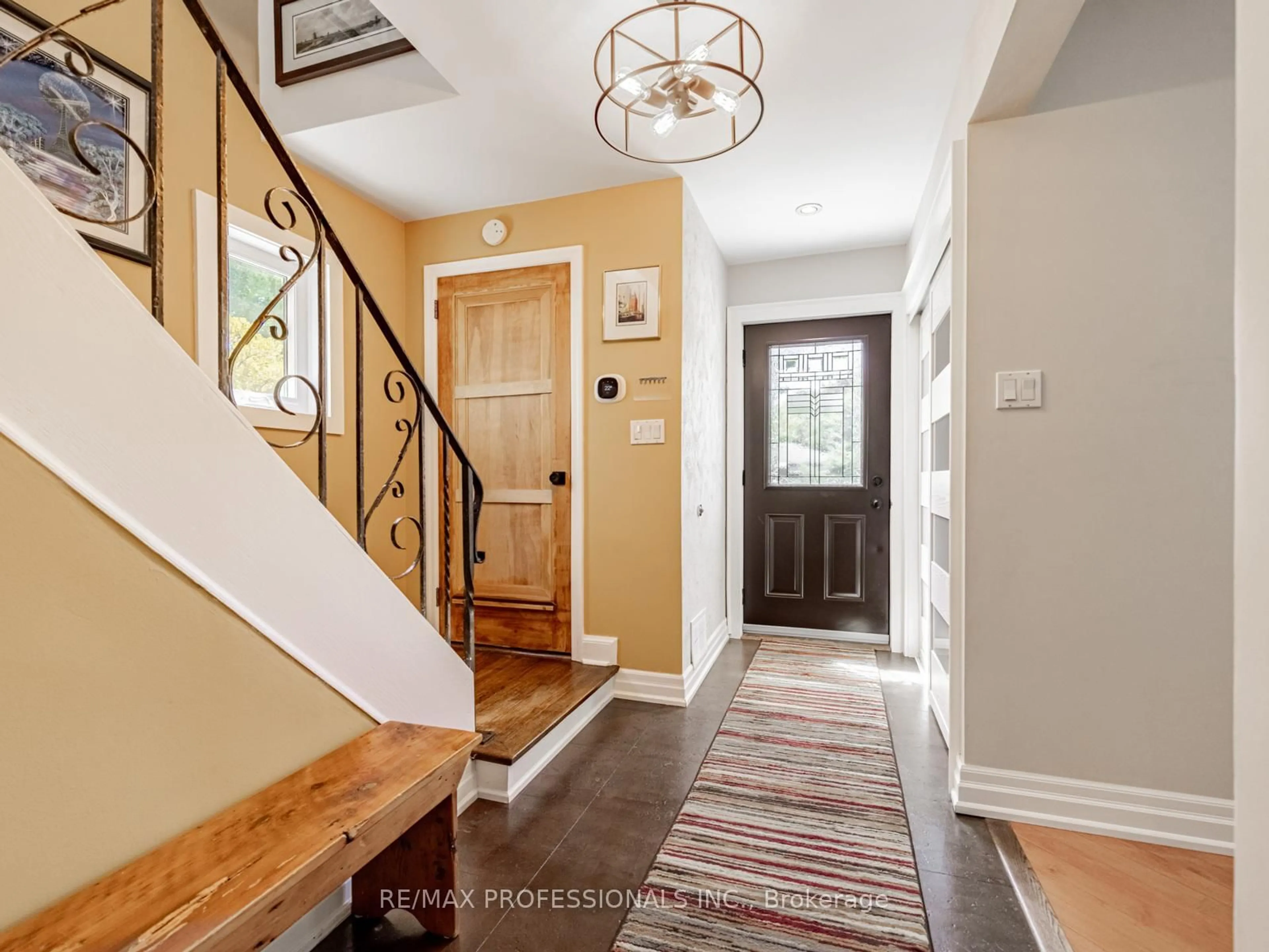 Indoor entryway for 1041 Kipling Ave, Toronto Ontario M9B 3L7