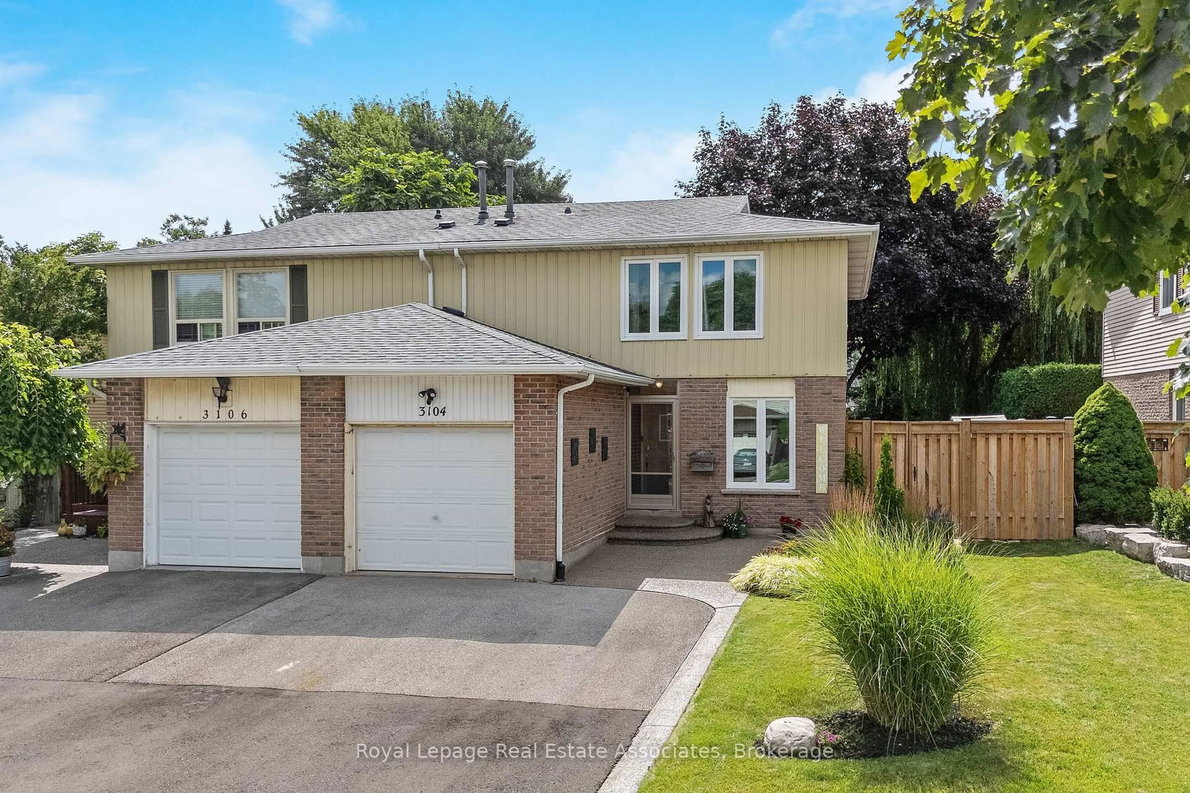 A pic from outside/outdoor area/front of a property/back of a property/a pic from drone, street for 3104 Autumn Hill Cres, Burlington Ontario L7M 1Y6