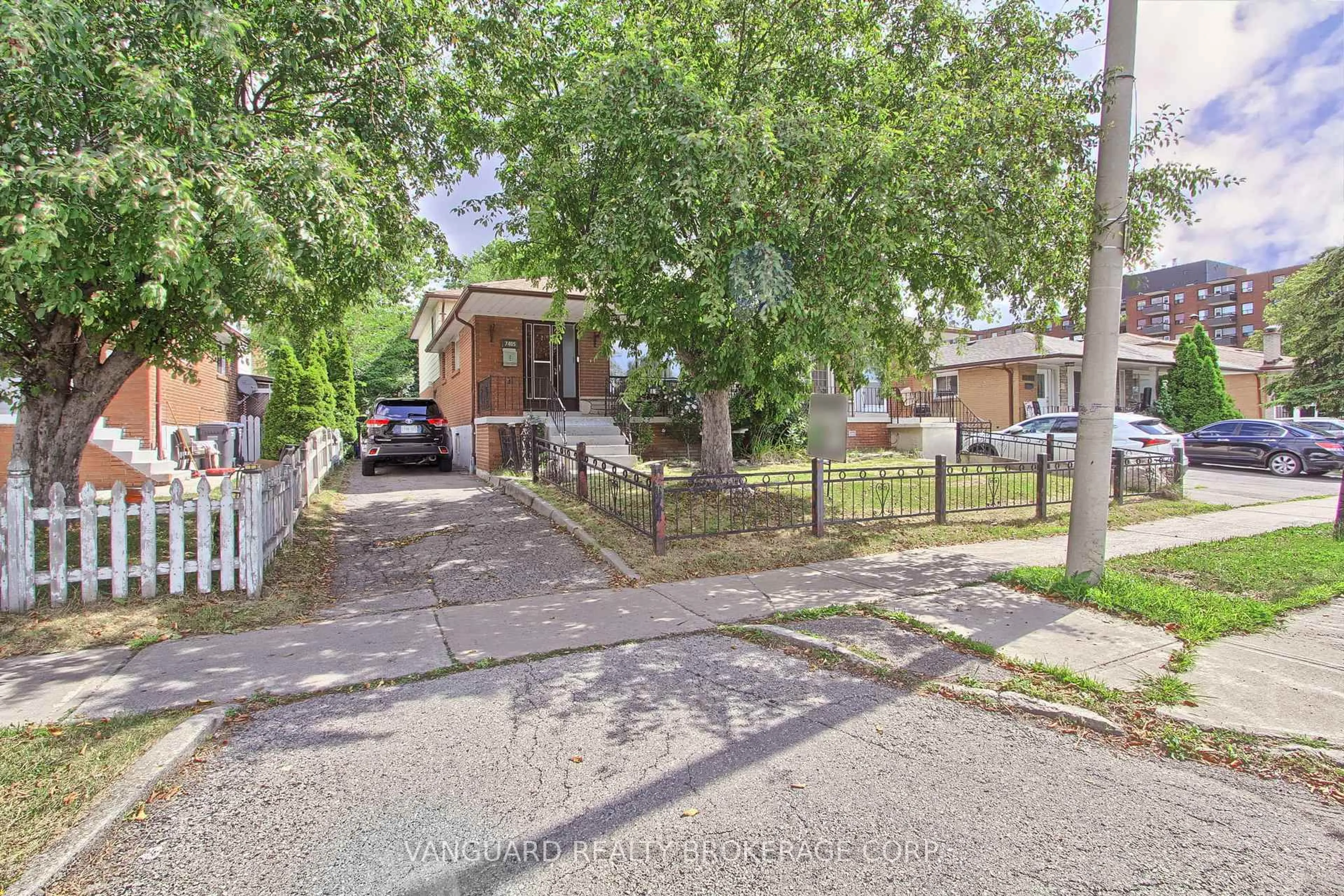 A pic from outside/outdoor area/front of a property/back of a property/a pic from drone, street for 7405 Catalpa Rd, Mississauga Ontario L4T 2T2