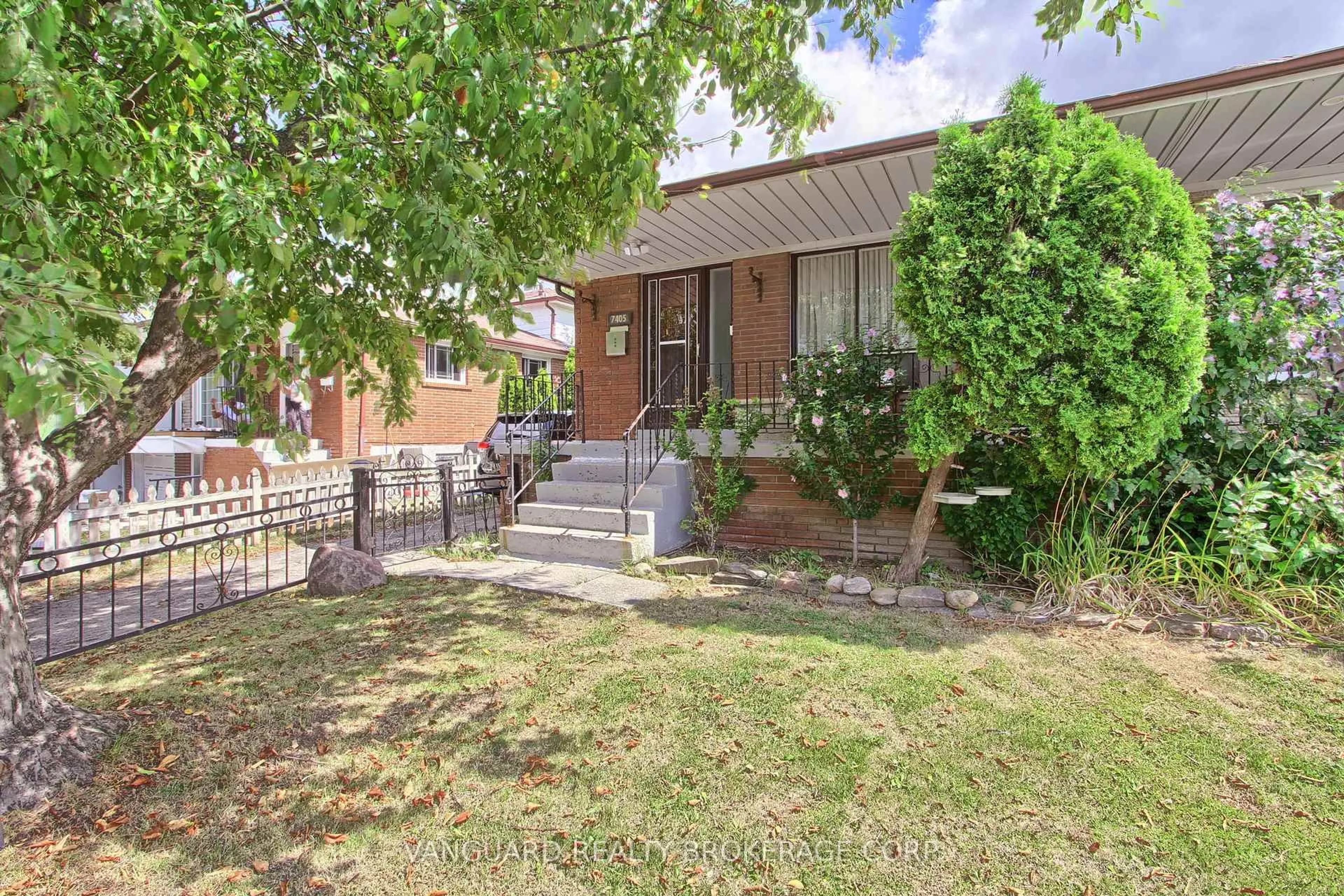 Home with brick exterior material, street for 7405 Catalpa Rd, Mississauga Ontario L4T 2T2