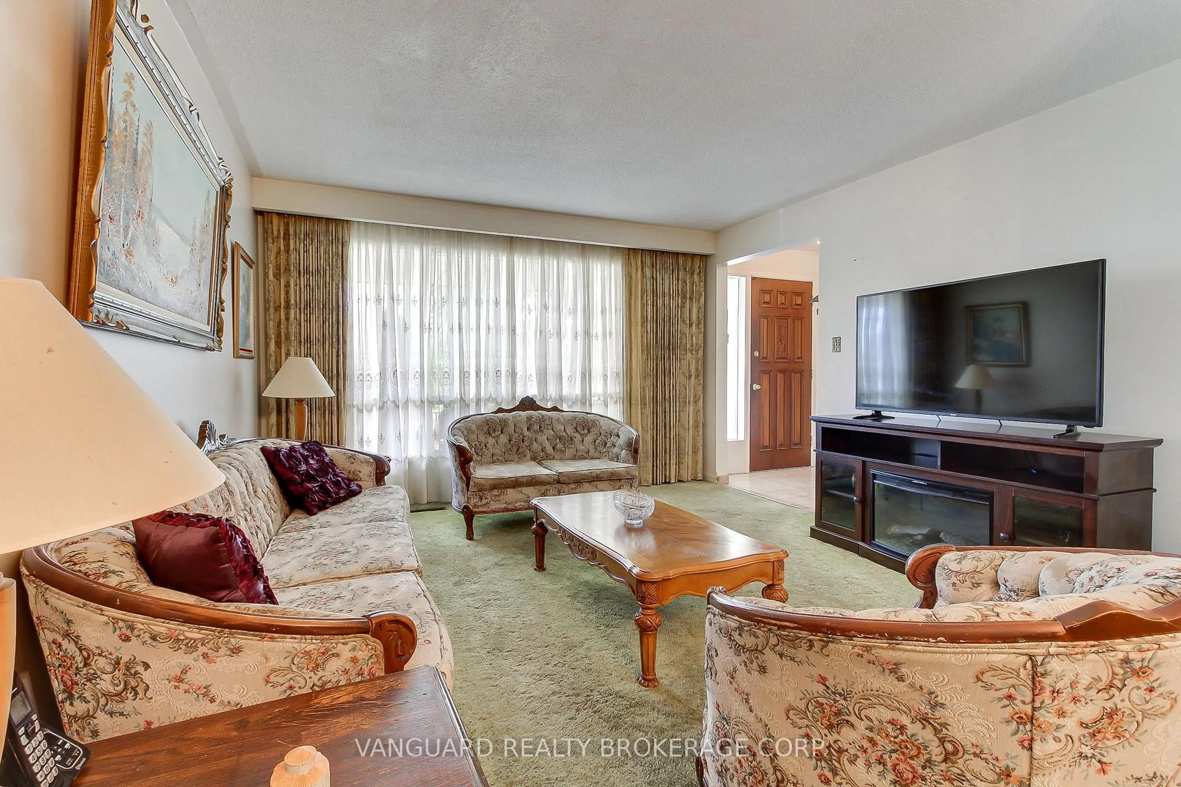 Living room with furniture, carpet floor for 7405 Catalpa Rd, Mississauga Ontario L4T 2T2
