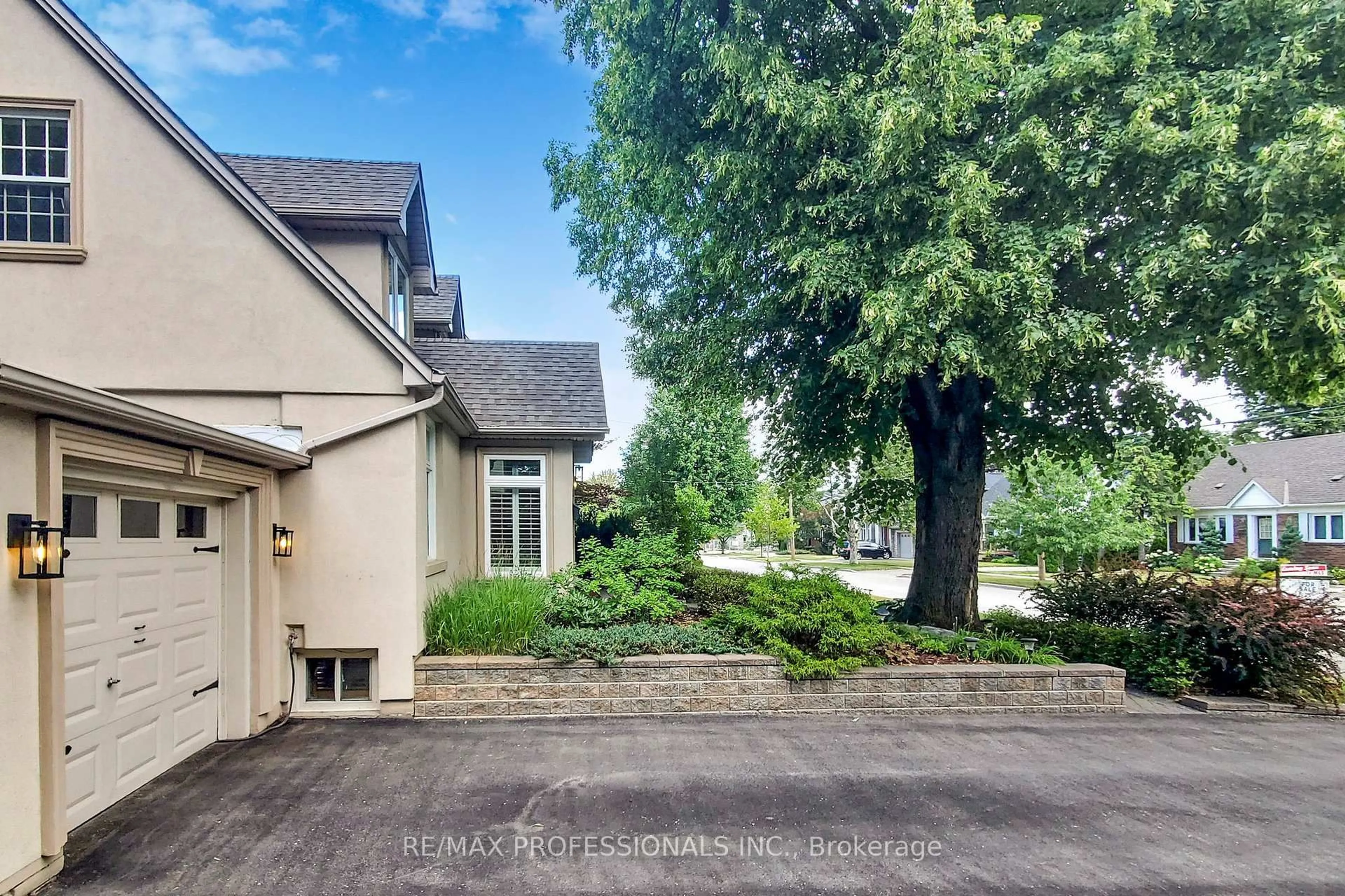 A pic from outside/outdoor area/front of a property/back of a property/a pic from drone, street for 126 Laurel Ave, Toronto Ontario M9B 4T6