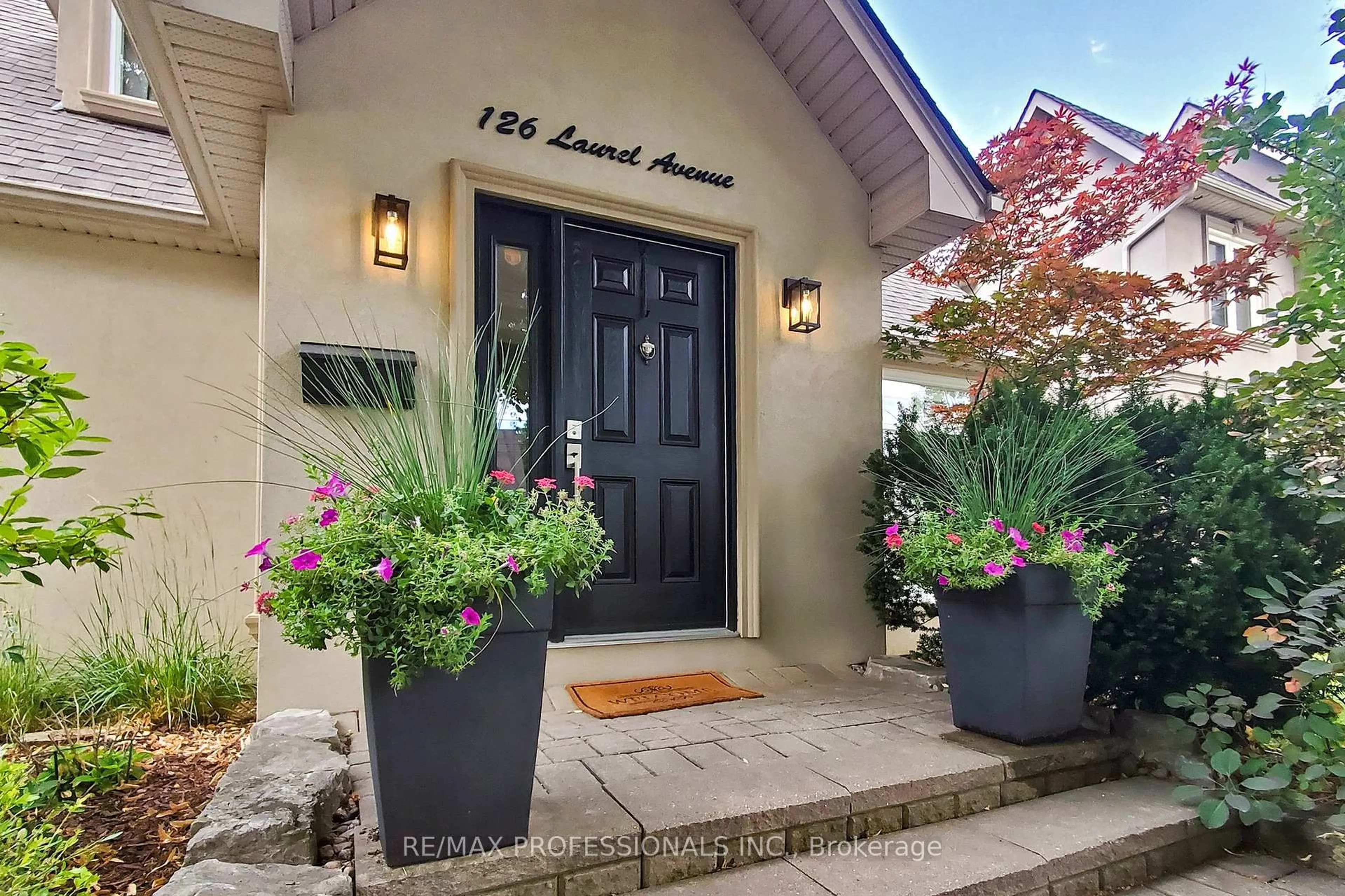 Indoor entryway for 126 Laurel Ave, Toronto Ontario M9B 4T6