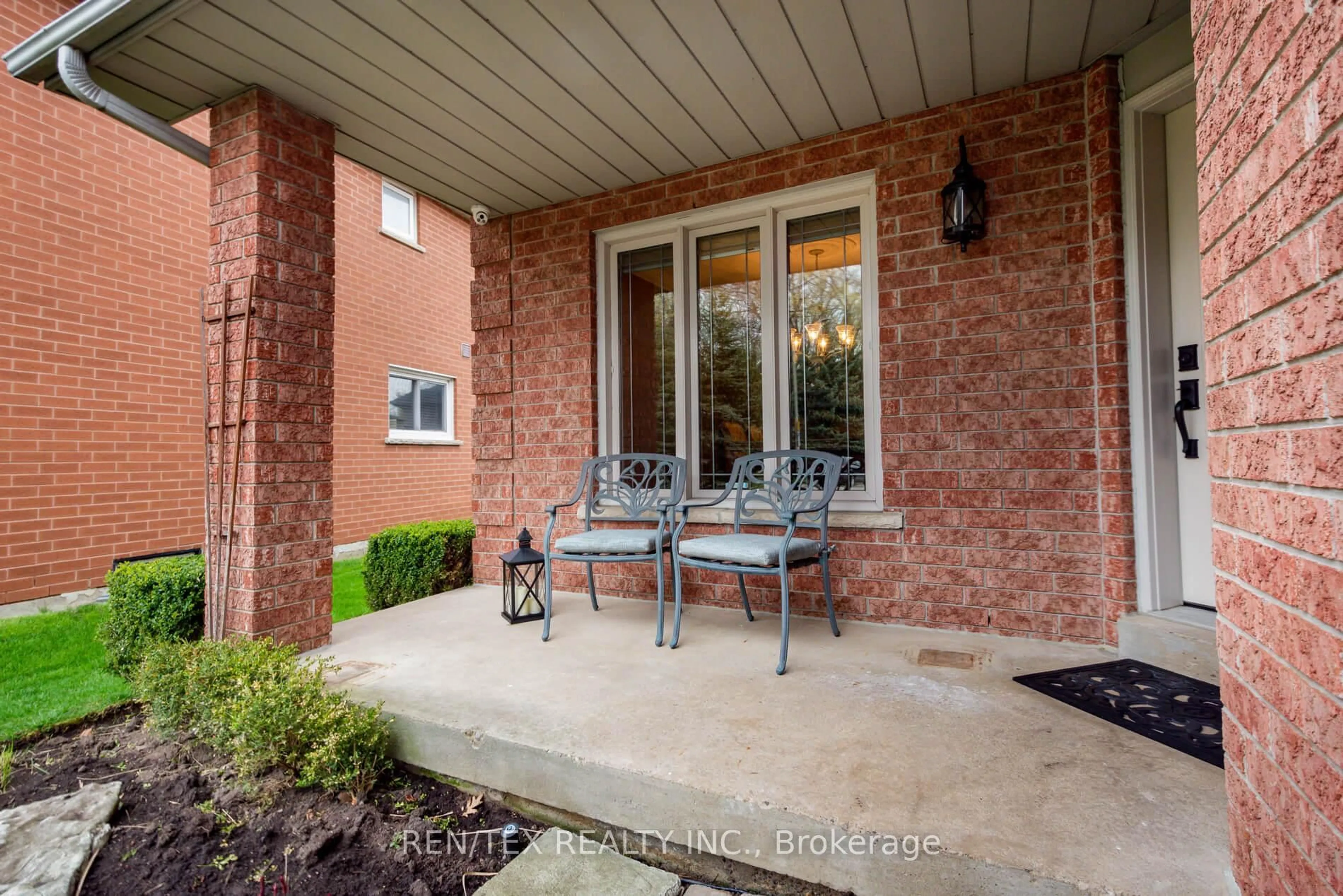 Patio, street for 214 Woodtrail Crt, Mississauga Ontario L4Z 3S4