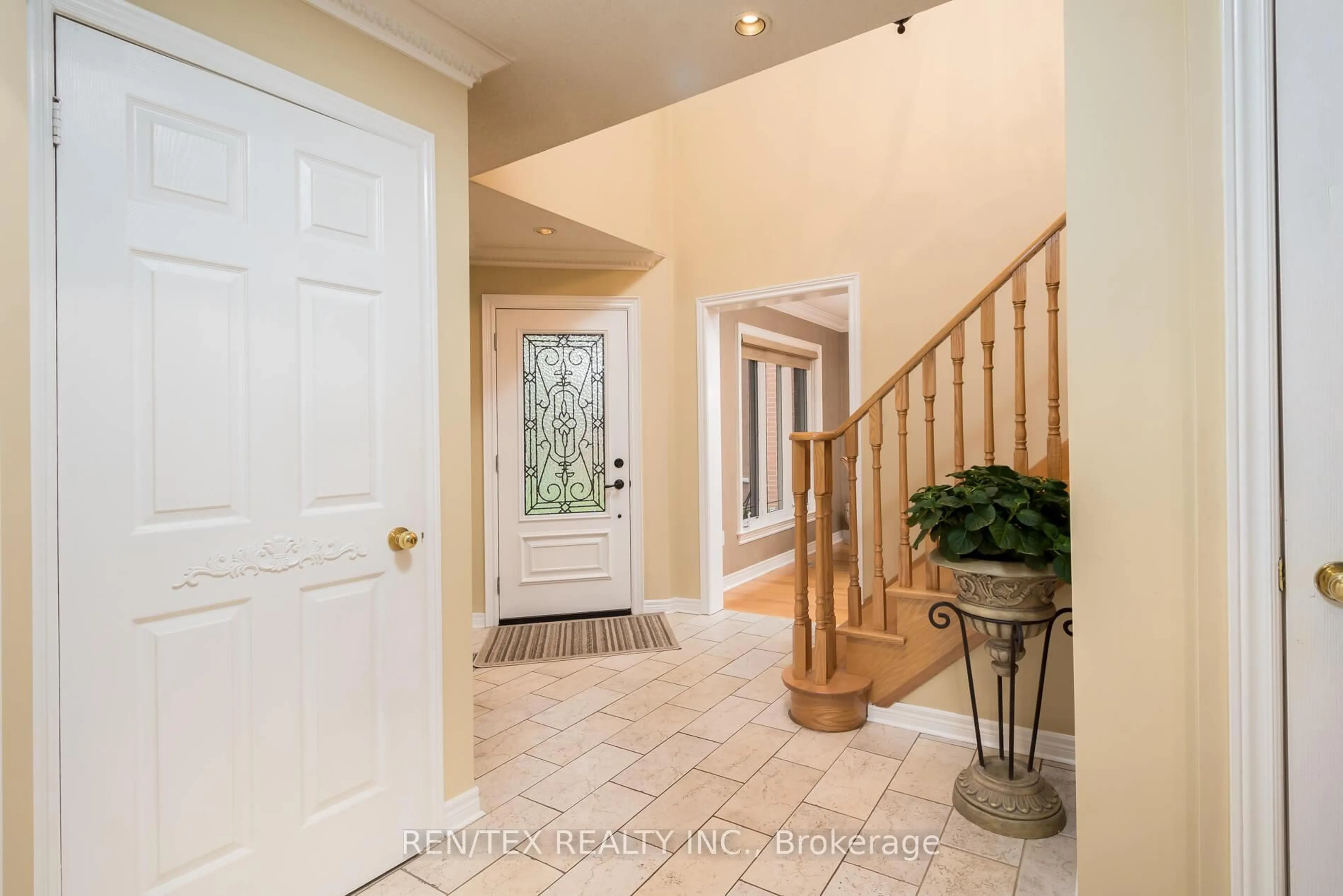 Indoor entryway for 214 Woodtrail Crt, Mississauga Ontario L4Z 3S4