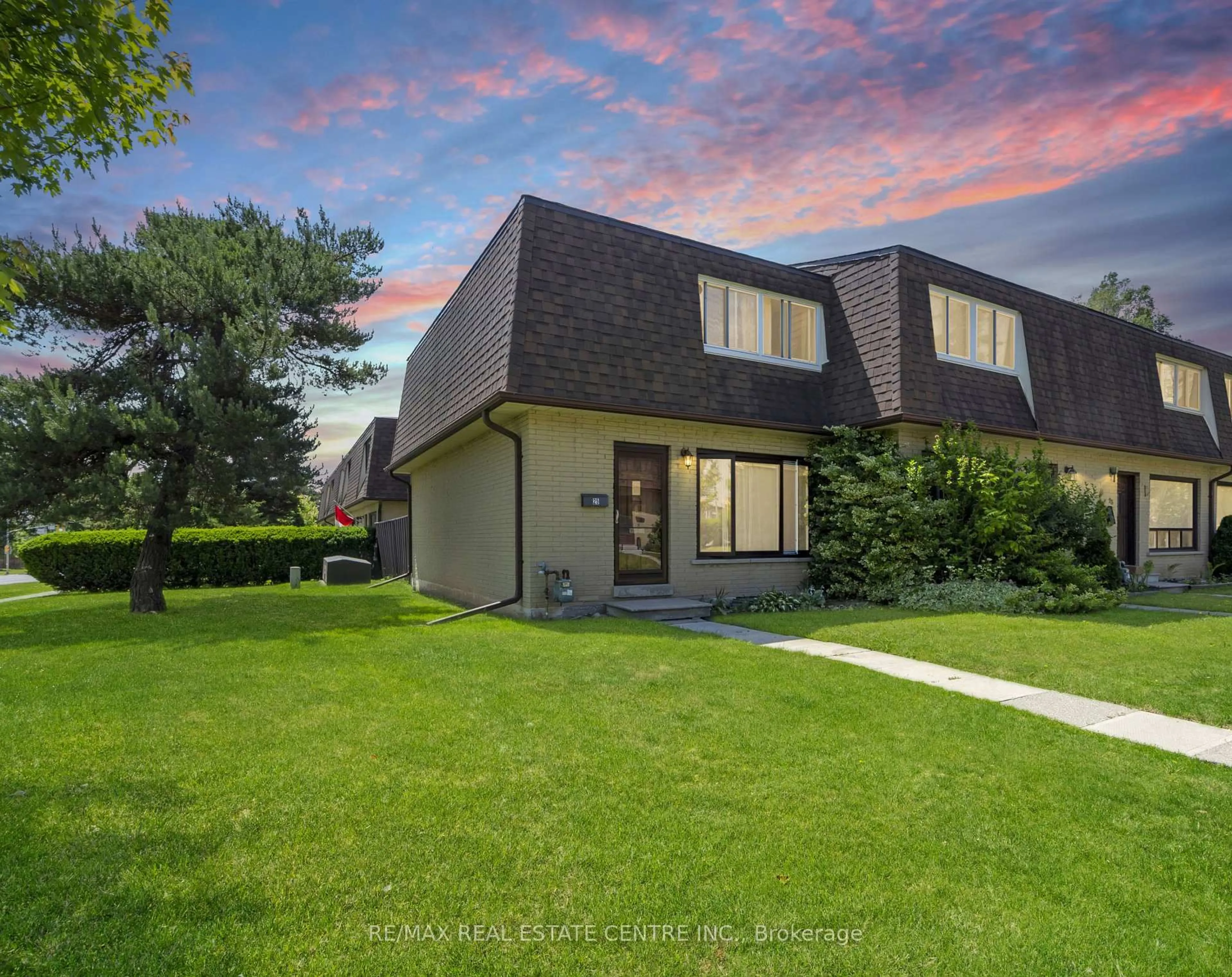 Home with vinyl exterior material, street for 20 Mountainview Rd #25, Halton Hills Ontario L7G 4K3
