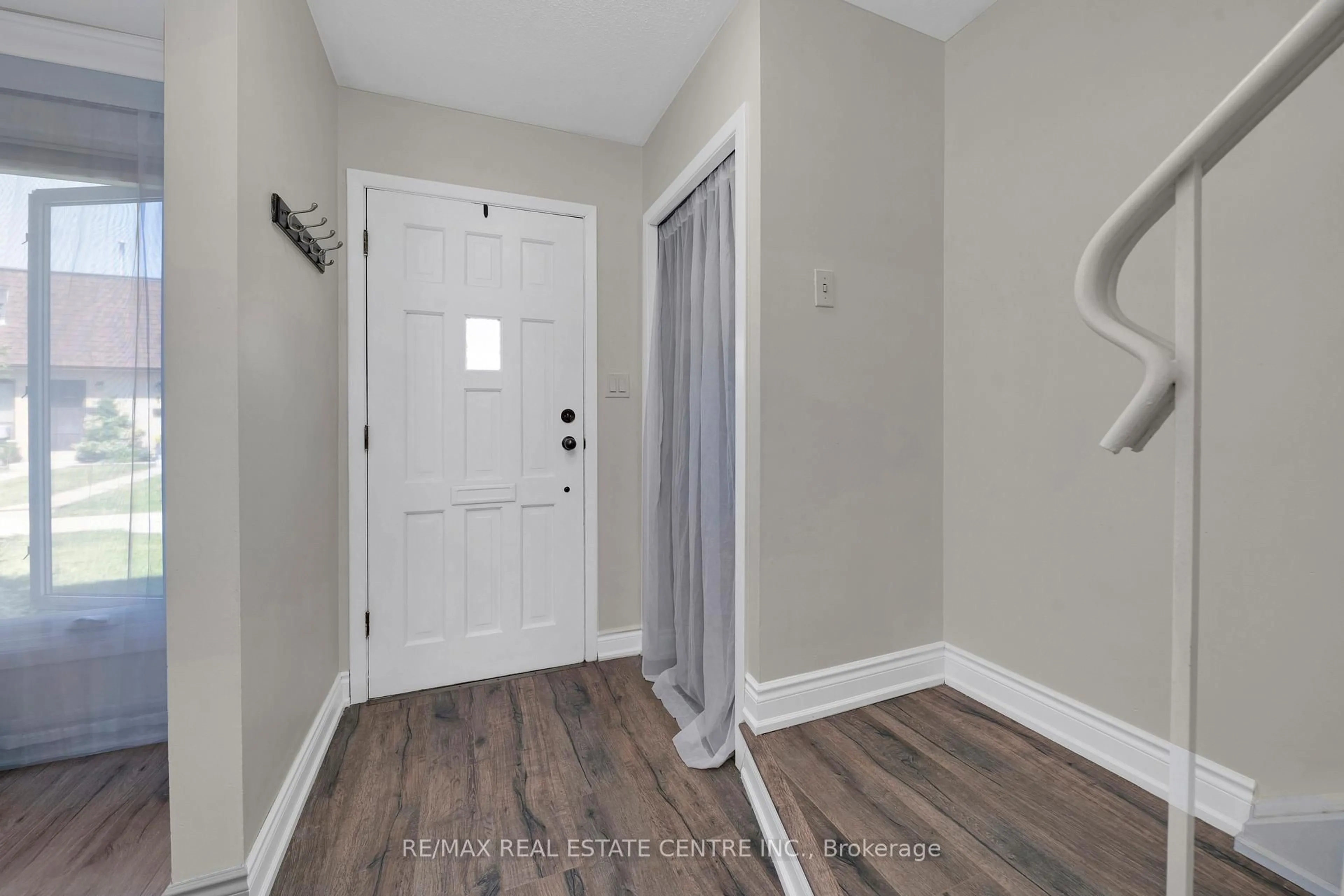 Indoor entryway for 20 Mountainview Rd #25, Halton Hills Ontario L7G 4K3
