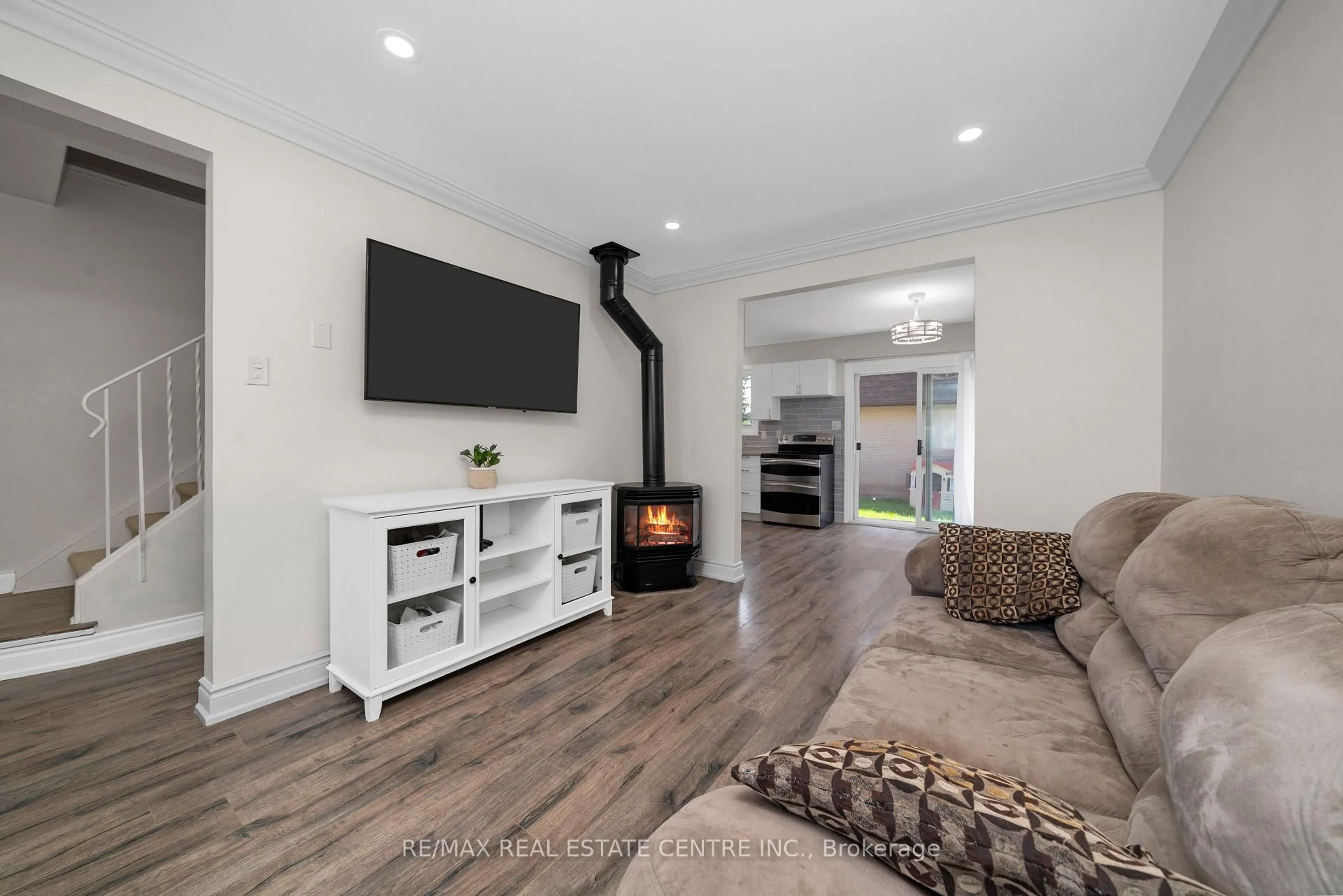 Living room with furniture, wood/laminate floor for 20 Mountainview Rd #25, Halton Hills Ontario L7G 4K3