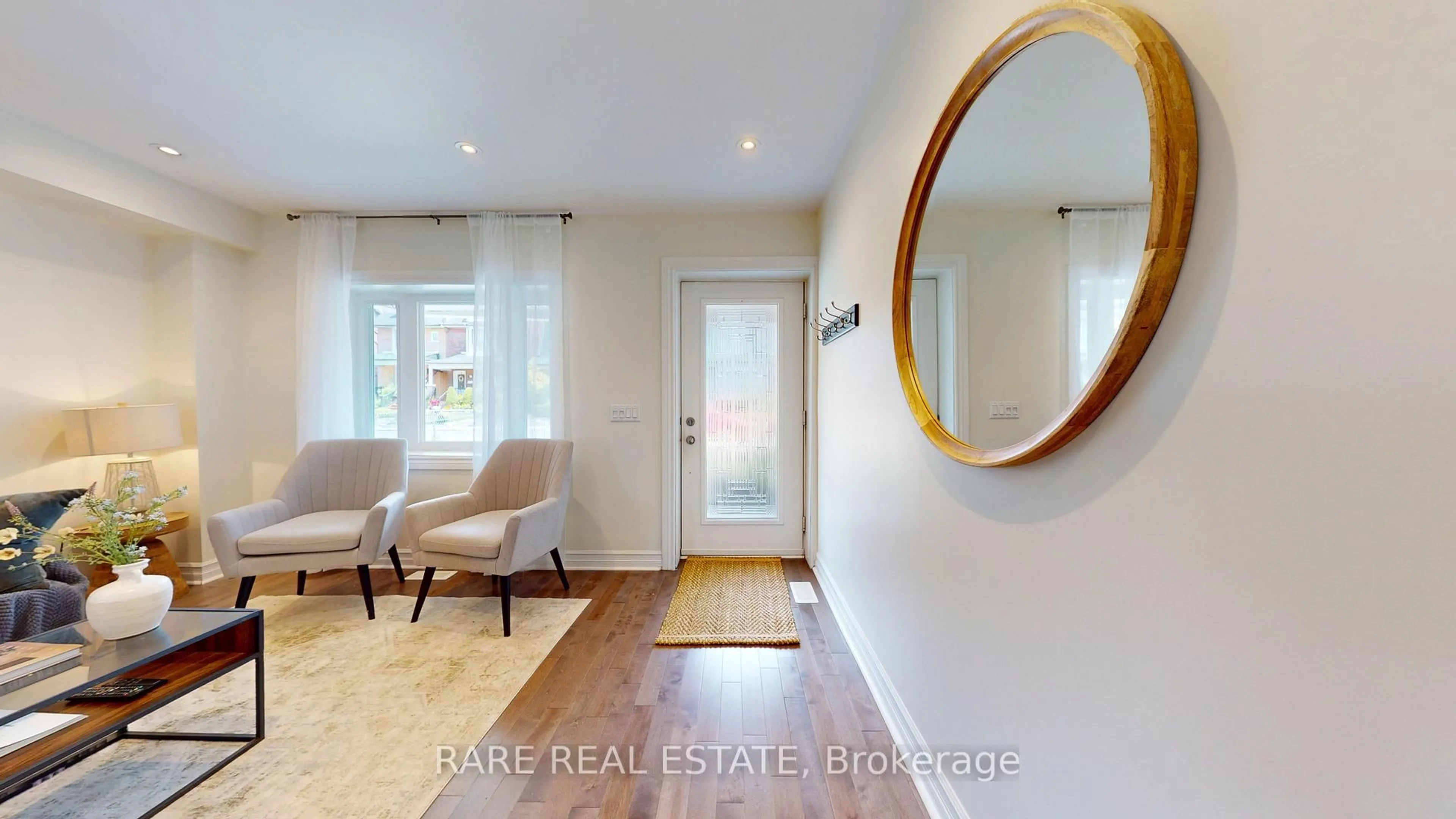 Indoor entryway for 872 Shaw St, Toronto Ontario M6G 3M2