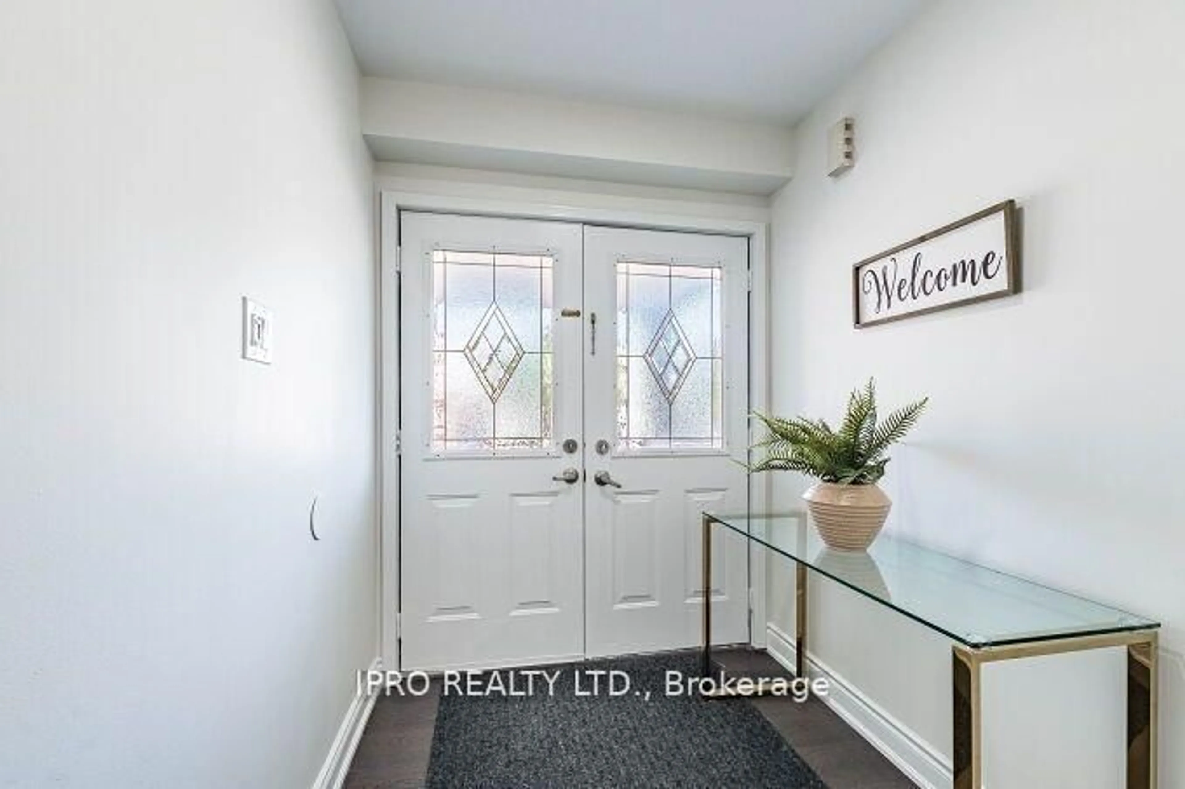 Indoor entryway for 631 Rossellini Dr, Mississauga Ontario L5W 1K9