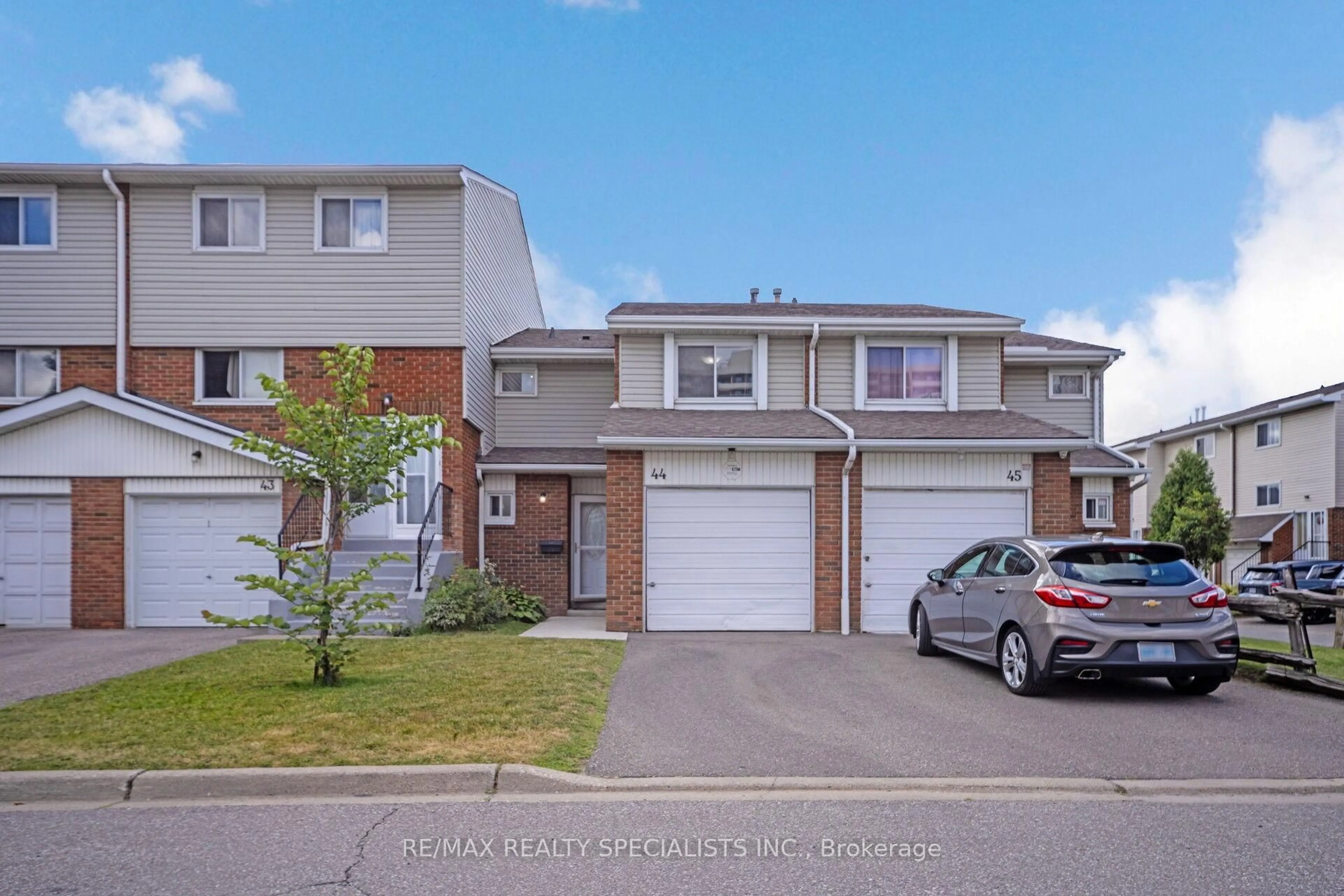 A pic from outside/outdoor area/front of a property/back of a property/a pic from drone, street for 44 Franklin Crt, Brampton Ontario L6Z 3Z1