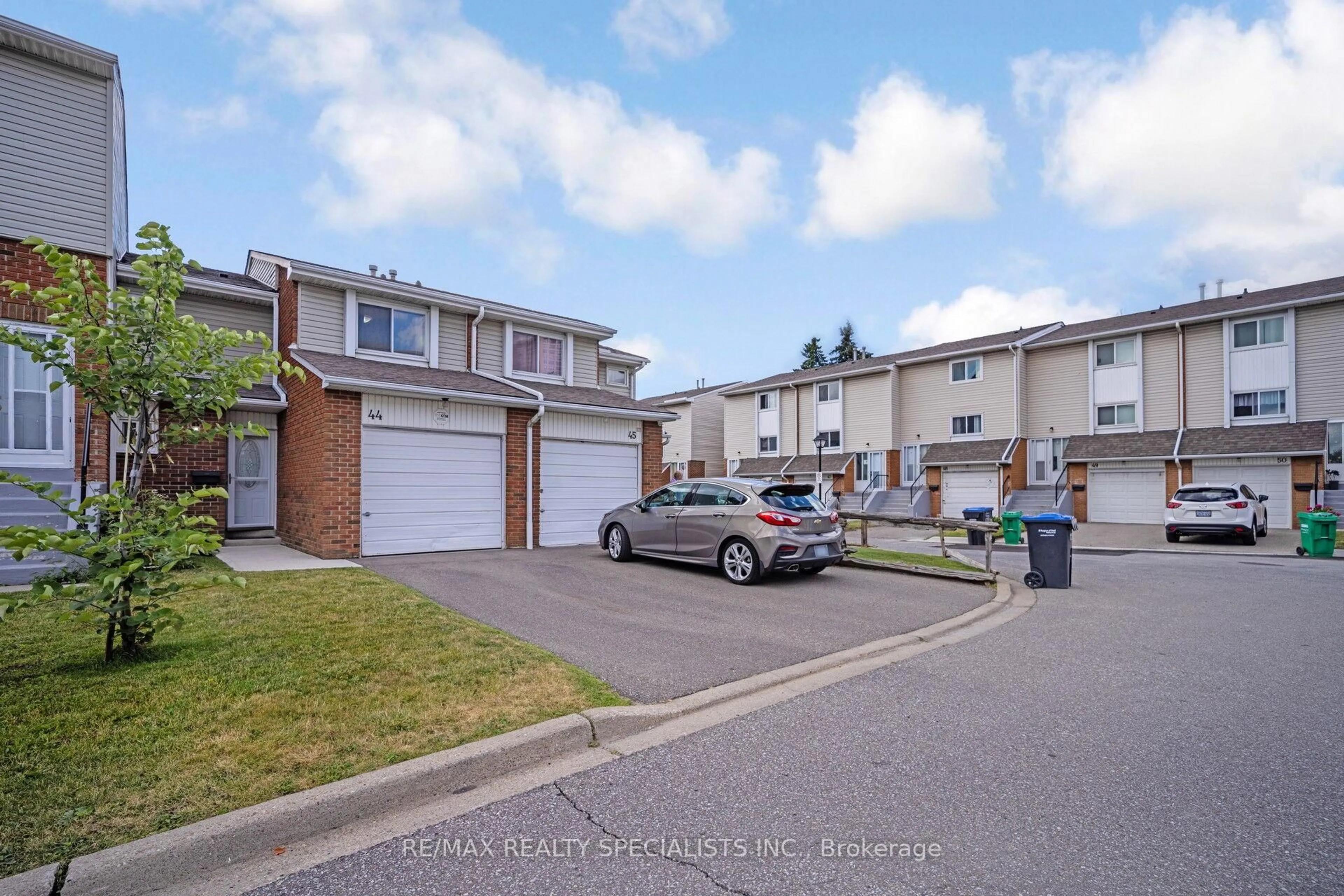 A pic from outside/outdoor area/front of a property/back of a property/a pic from drone, street for 44 Franklin Crt, Brampton Ontario L6Z 3Z1