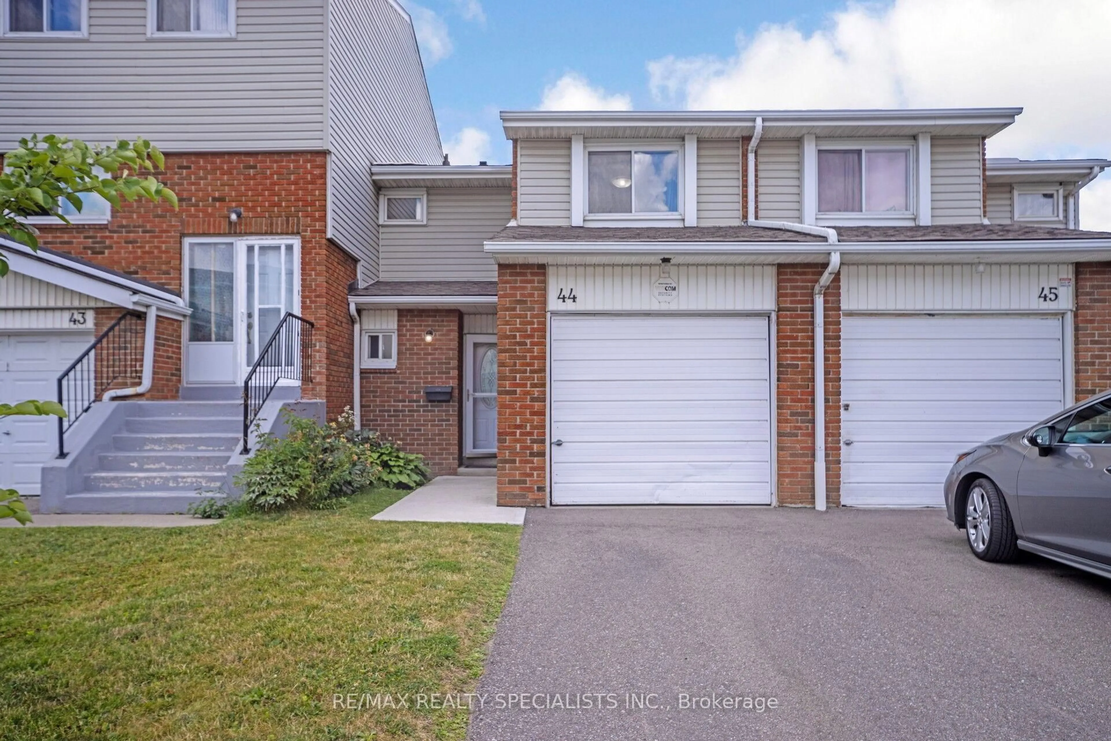 Home with brick exterior material, street for 44 Franklin Crt, Brampton Ontario L6Z 3Z1