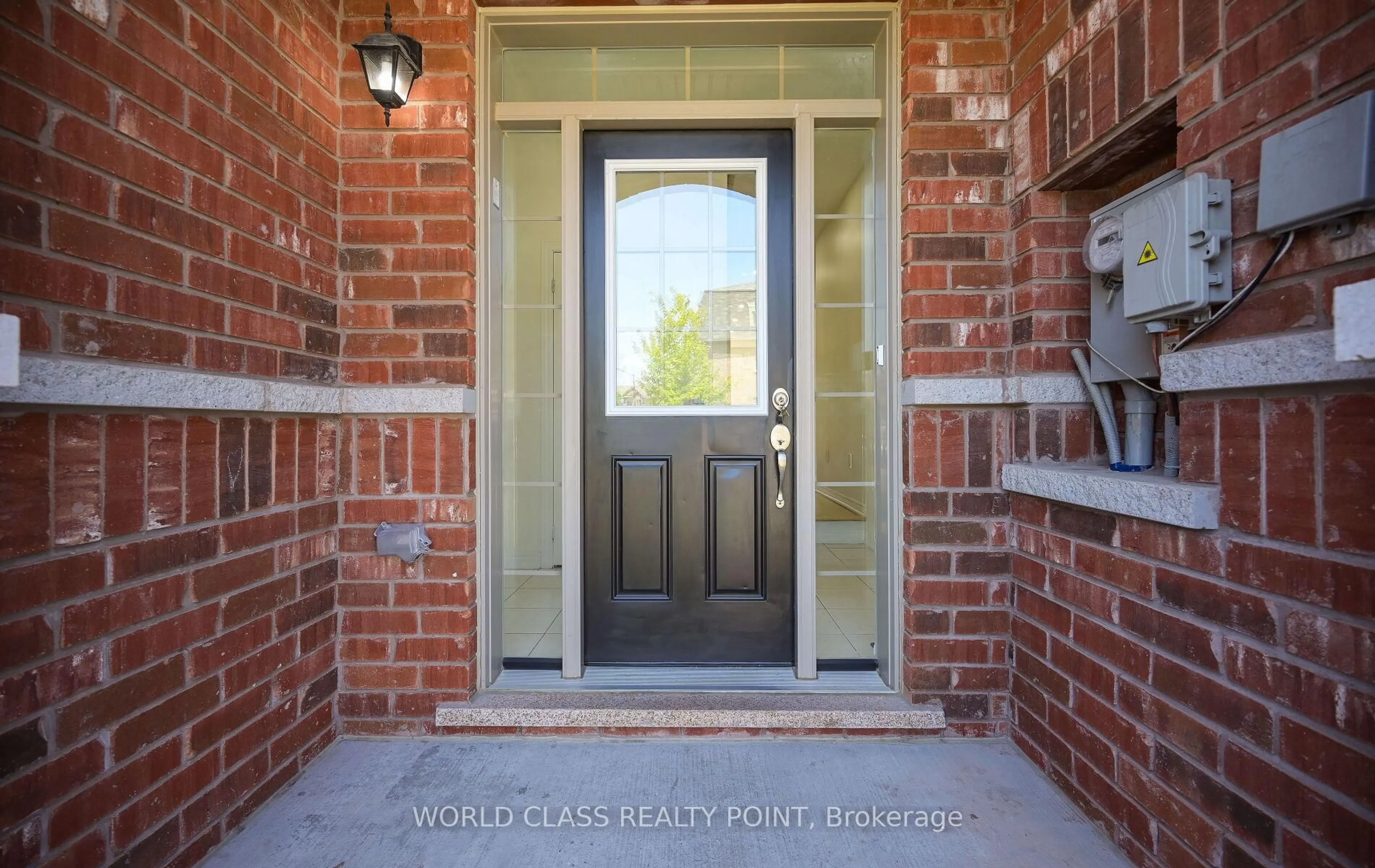 Indoor entryway for 6 Davenfield Circ, Brampton Ontario L6P 2P7