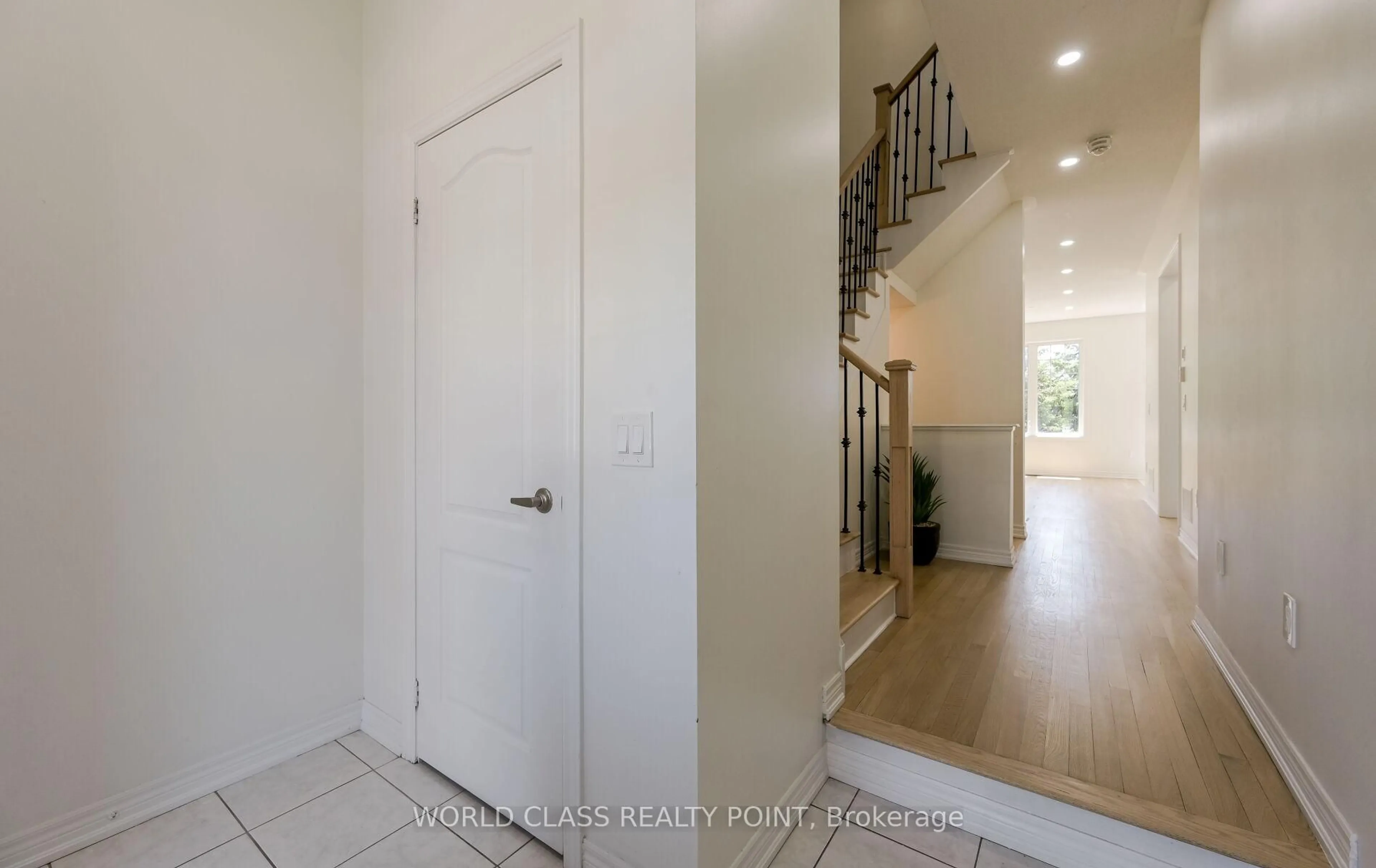 Indoor entryway for 6 Davenfield Circ, Brampton Ontario L6P 2P7