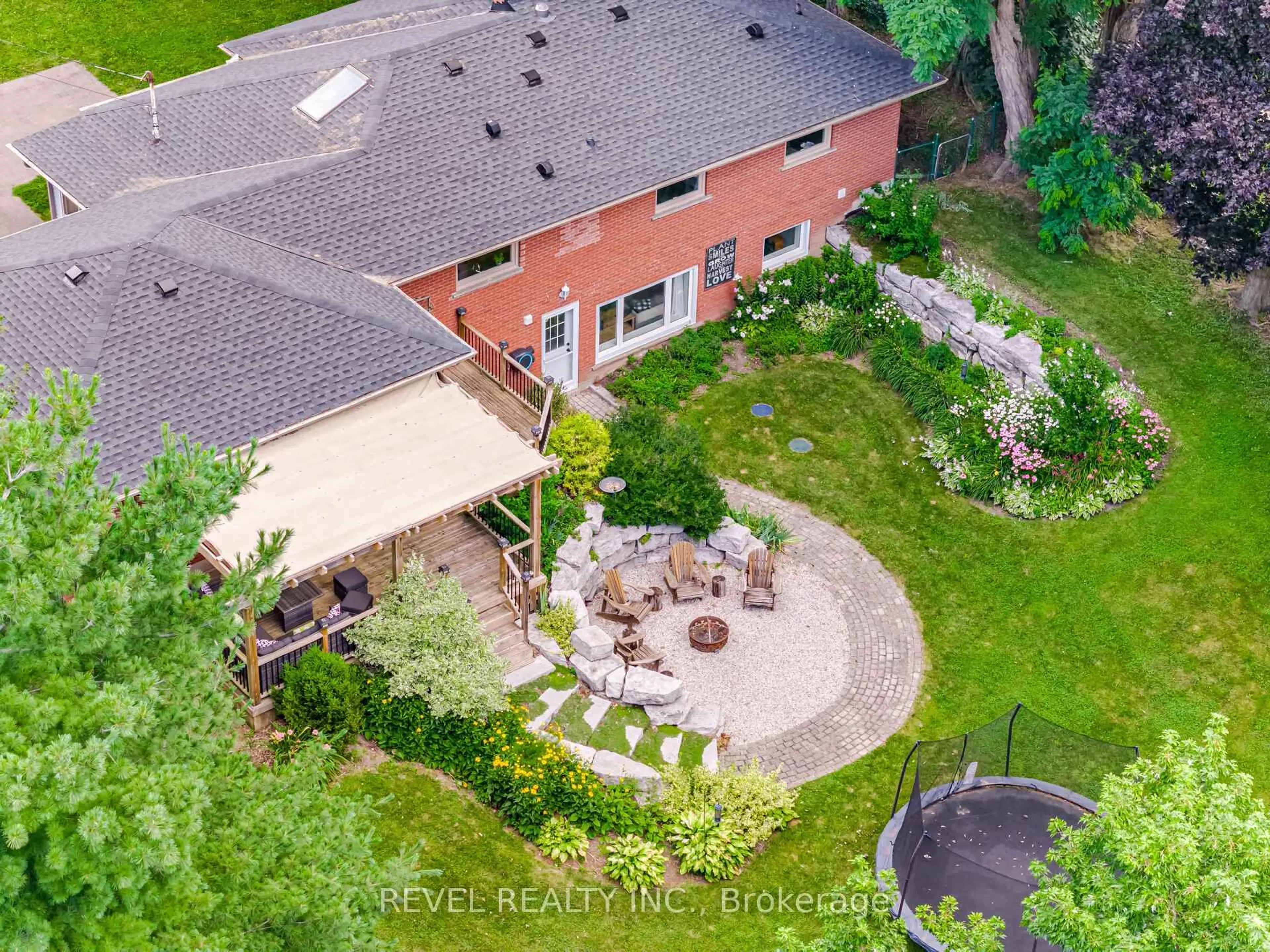 A pic from outside/outdoor area/front of a property/back of a property/a pic from drone, street for 9310 Regional Road 25, Halton Hills Ontario L9T 2X7