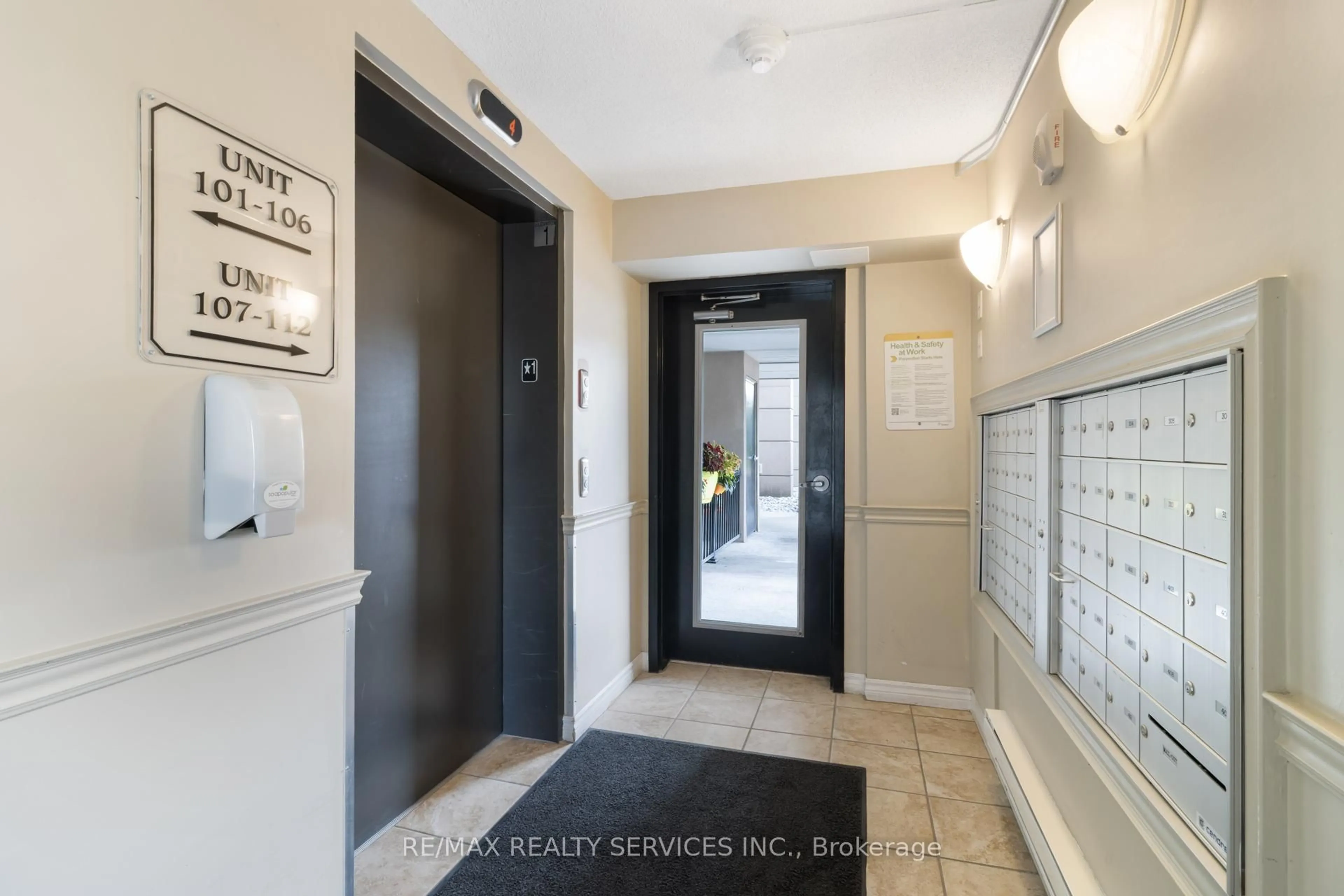 Indoor foyer for 1390 Main St #205, Milton Ontario L9T 7S9