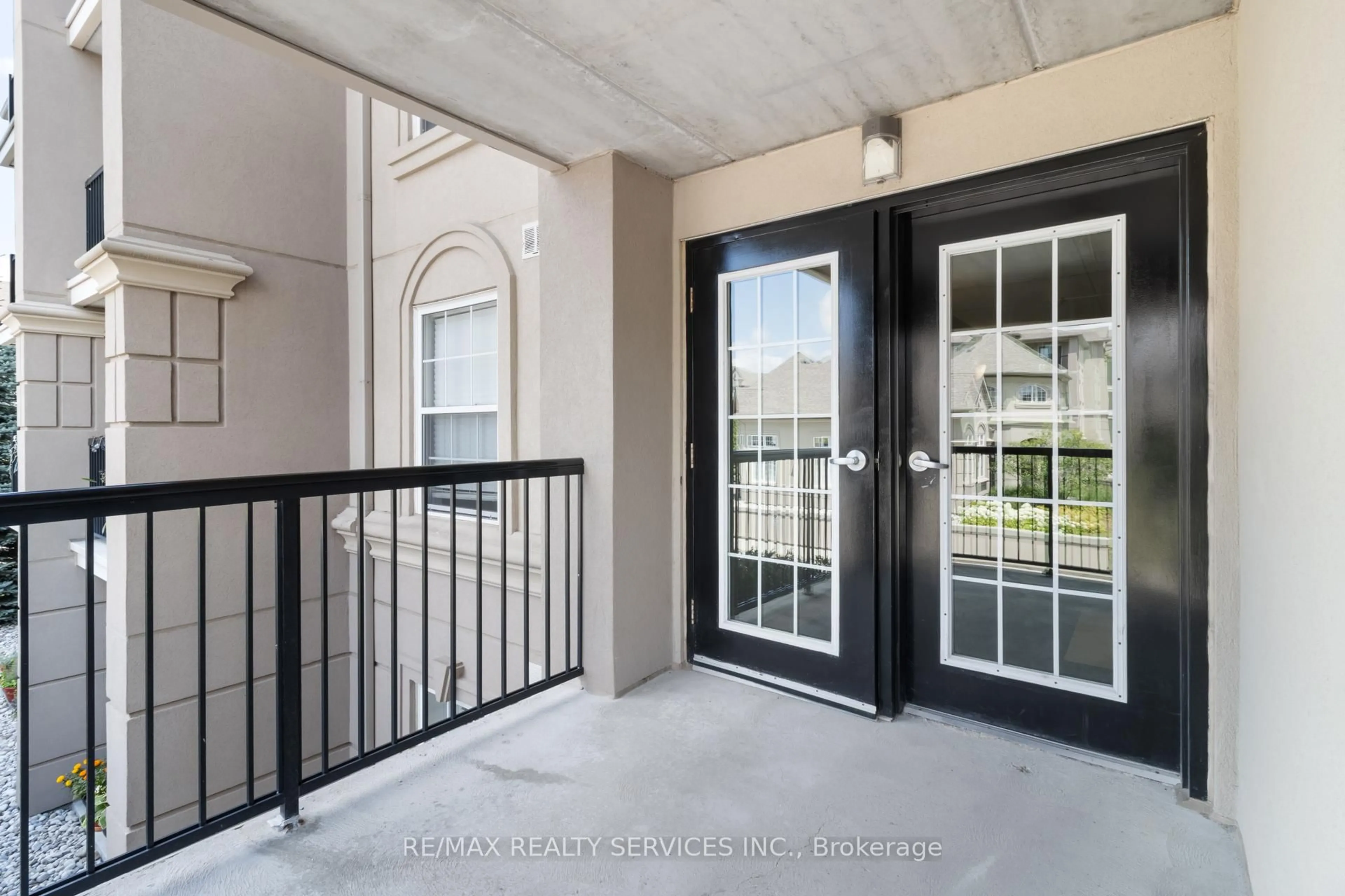 Indoor entryway for 1390 Main St #205, Milton Ontario L9T 7S9