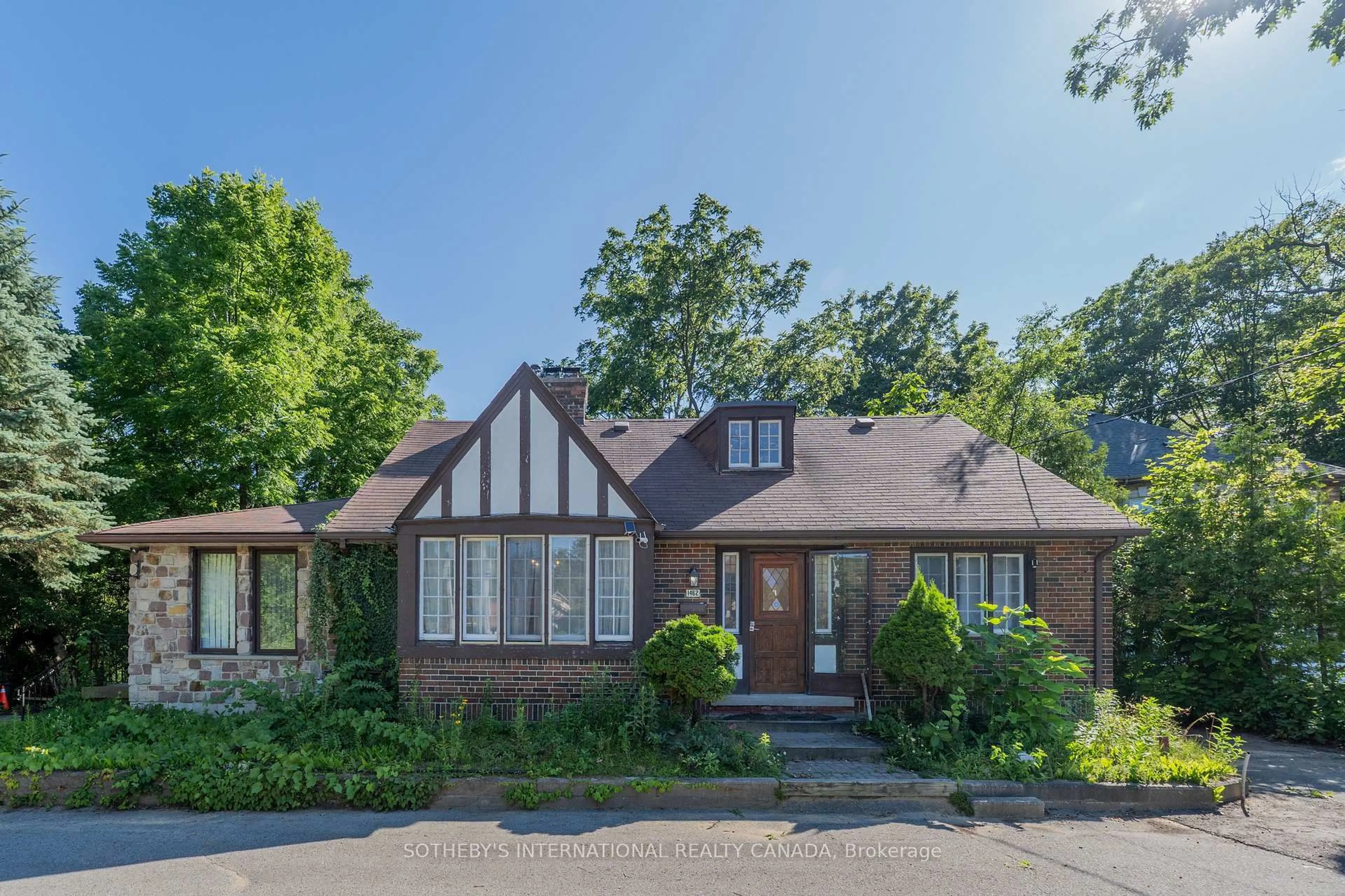 Home with brick exterior material, street for 1462 Hurontario St, Mississauga Ontario L5G 3H4