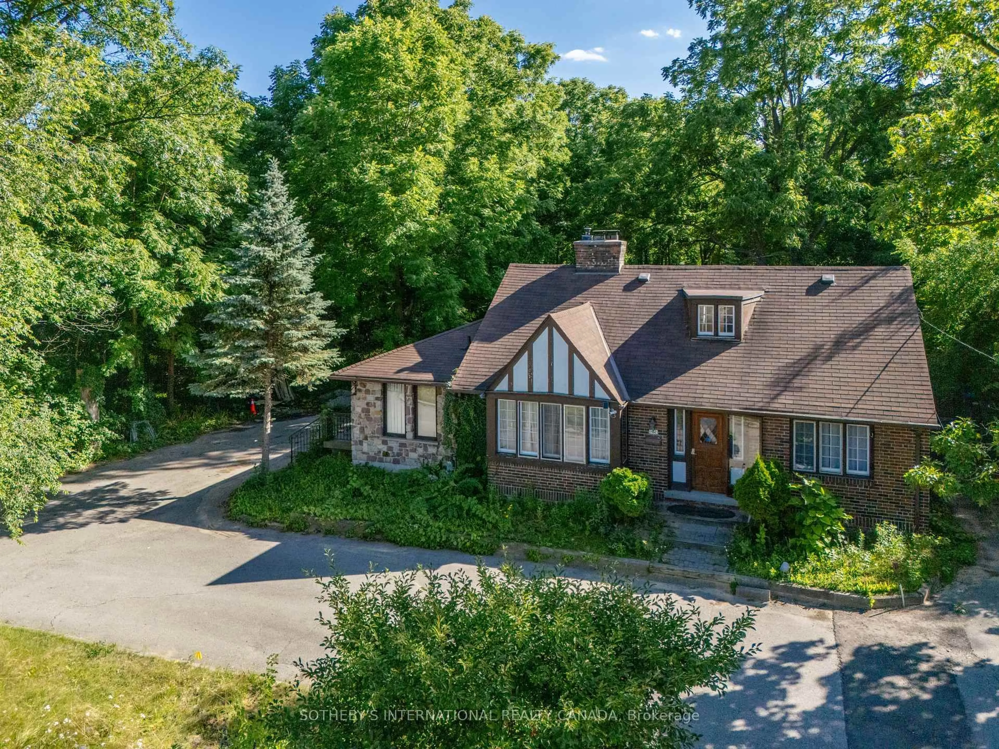 A pic from outside/outdoor area/front of a property/back of a property/a pic from drone, unknown for 1462 Hurontario St, Mississauga Ontario L5G 3H4