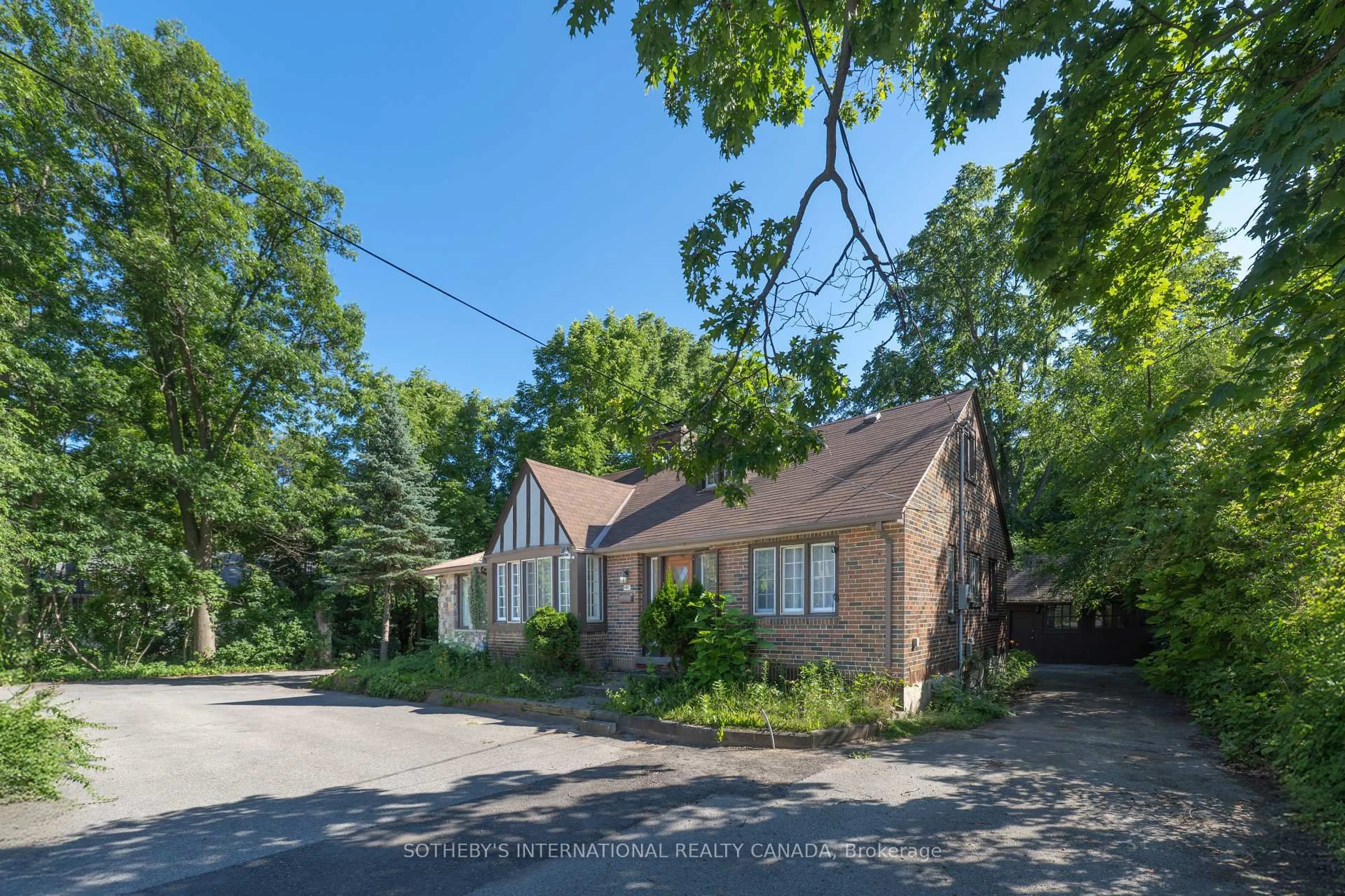 A pic from outside/outdoor area/front of a property/back of a property/a pic from drone, street for 1462 Hurontario St, Mississauga Ontario L5G 3H4