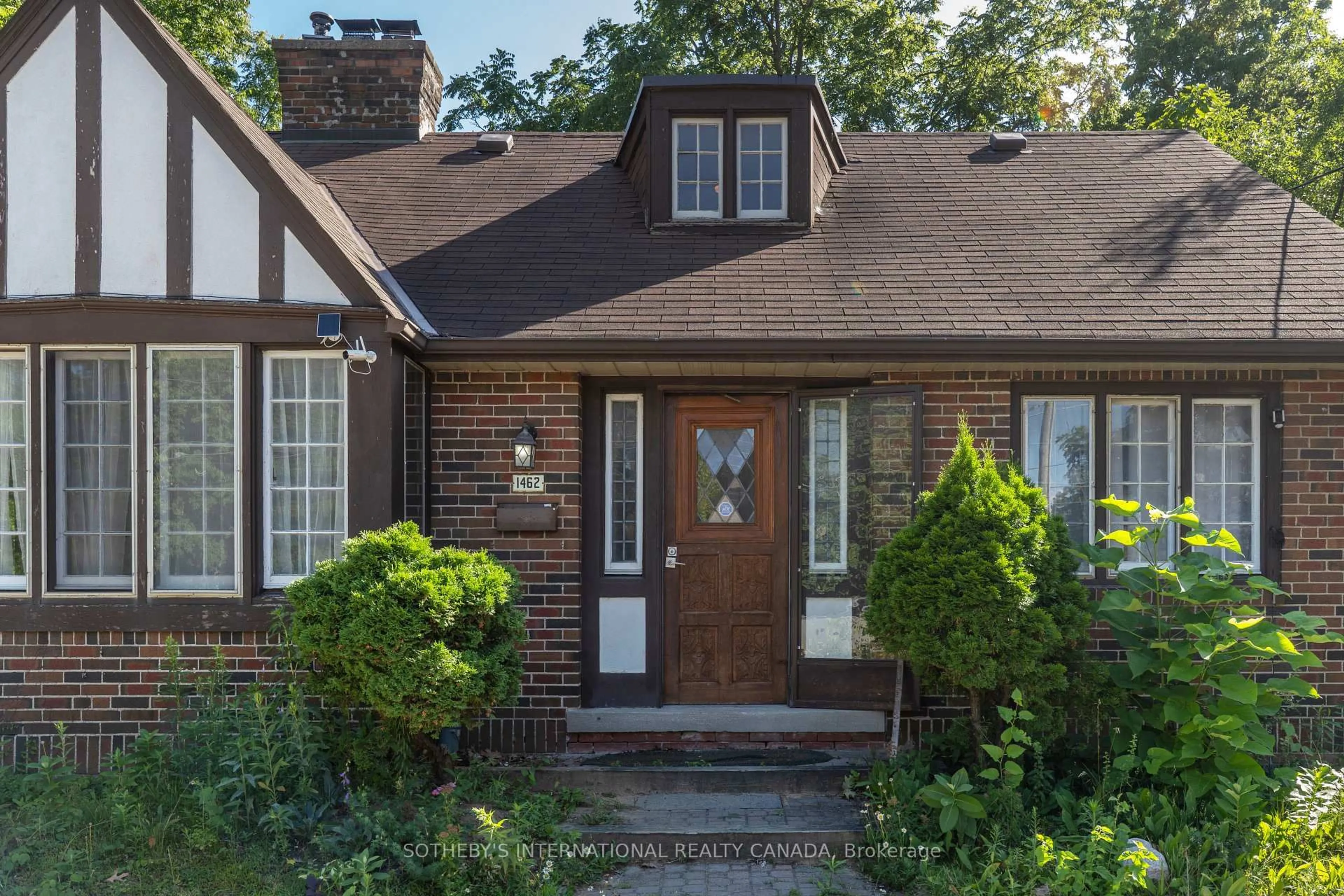 Home with brick exterior material, street for 1462 Hurontario St, Mississauga Ontario L5G 3H4